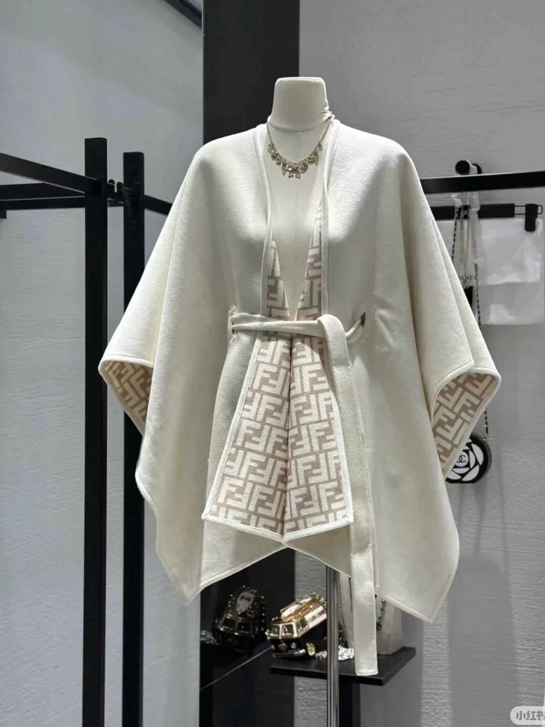 Пальто Женские Fendi 18980919