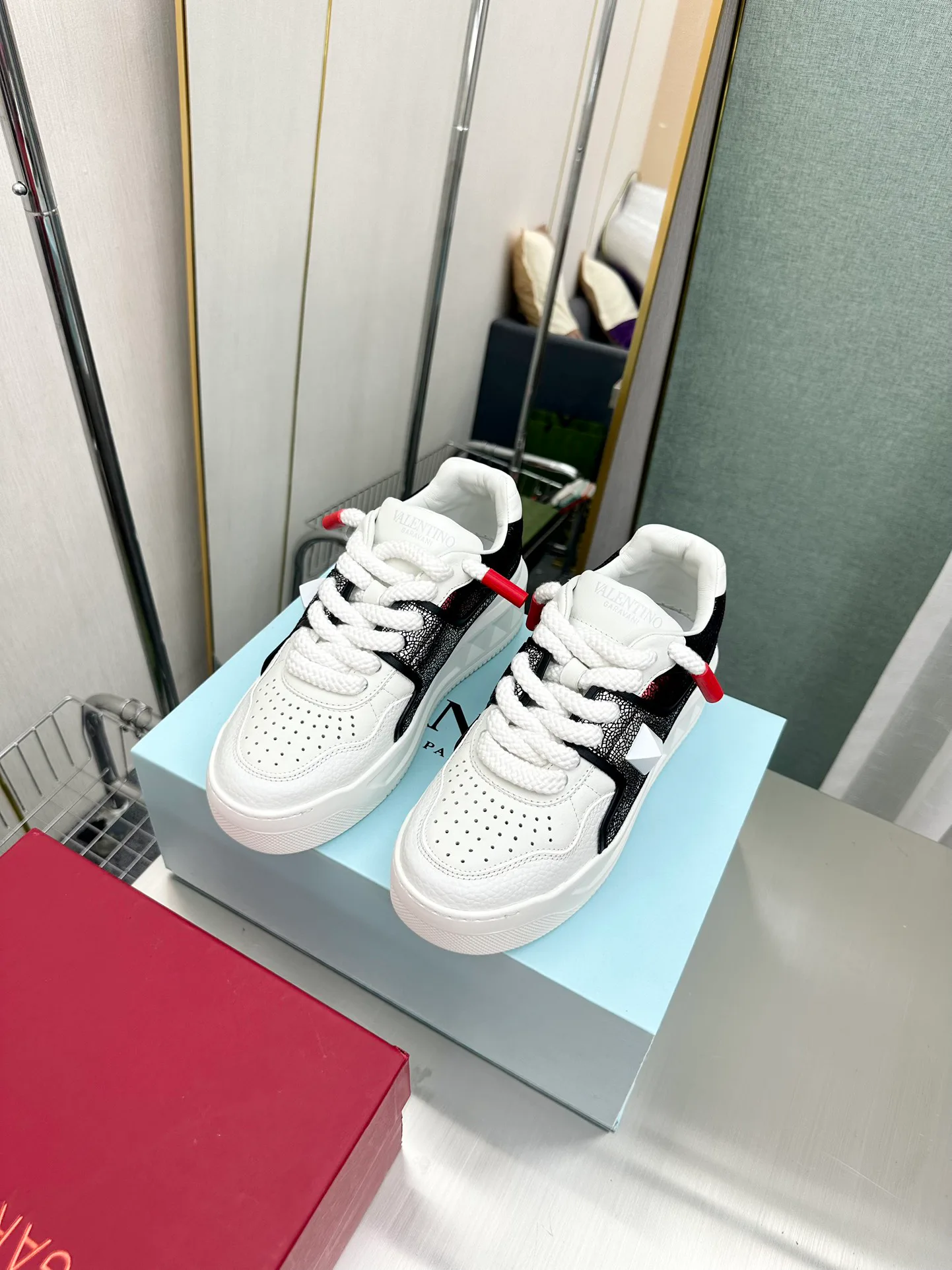 Кроссовки Женские Valentino 17904338