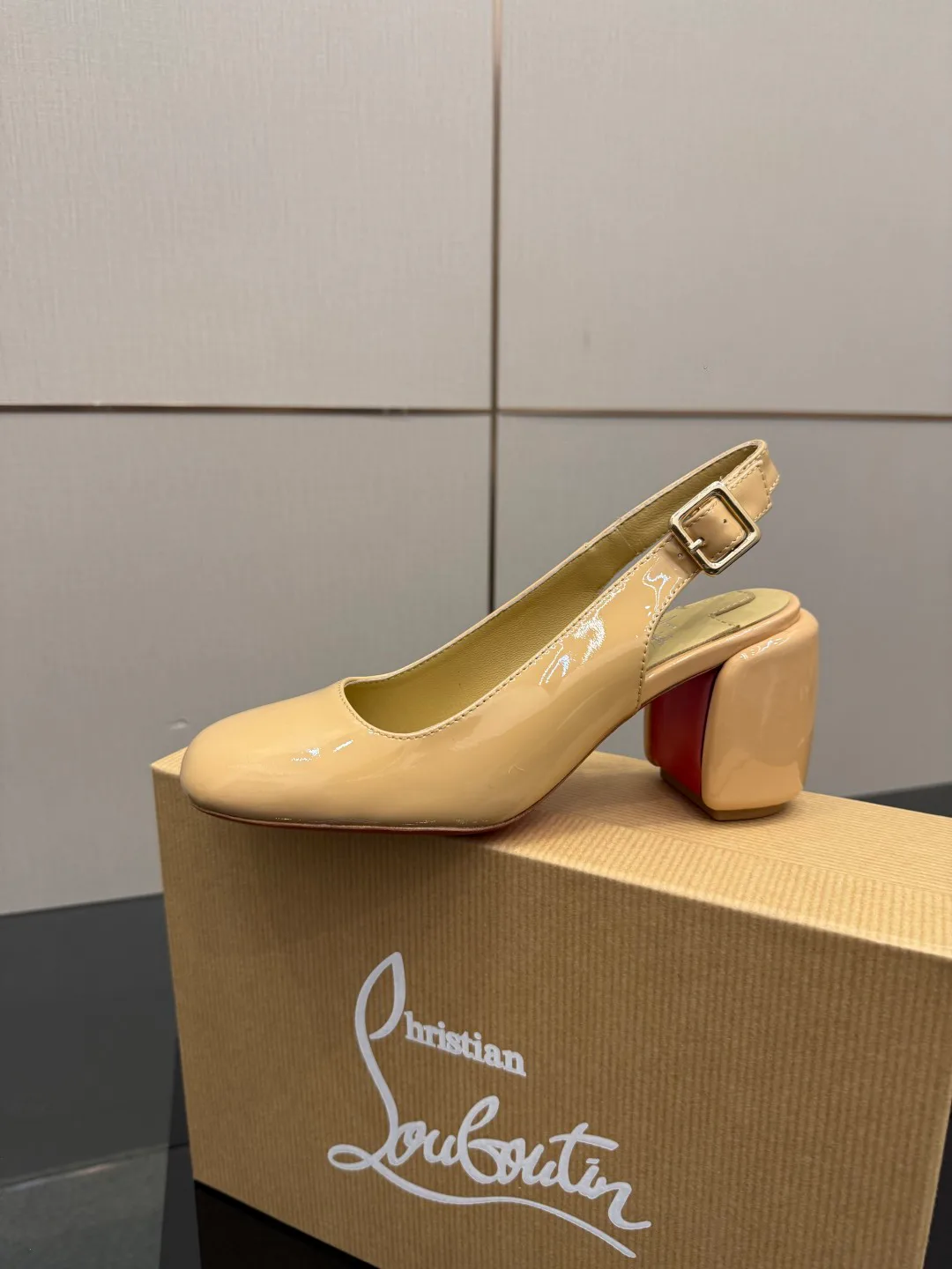 Туфли Женские Christian Louboutin 555388