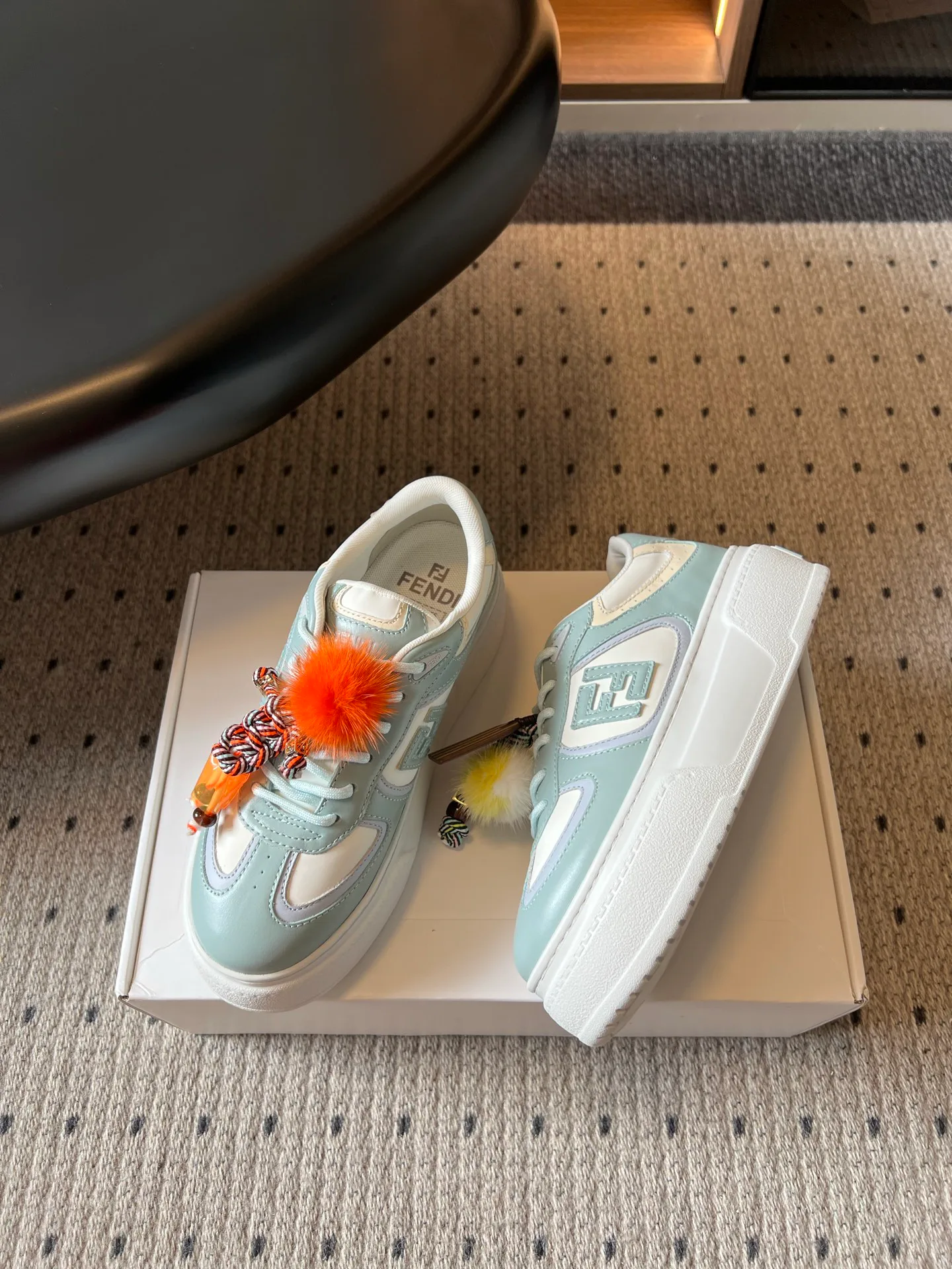 Кроссовки Женские Fendi 17504790