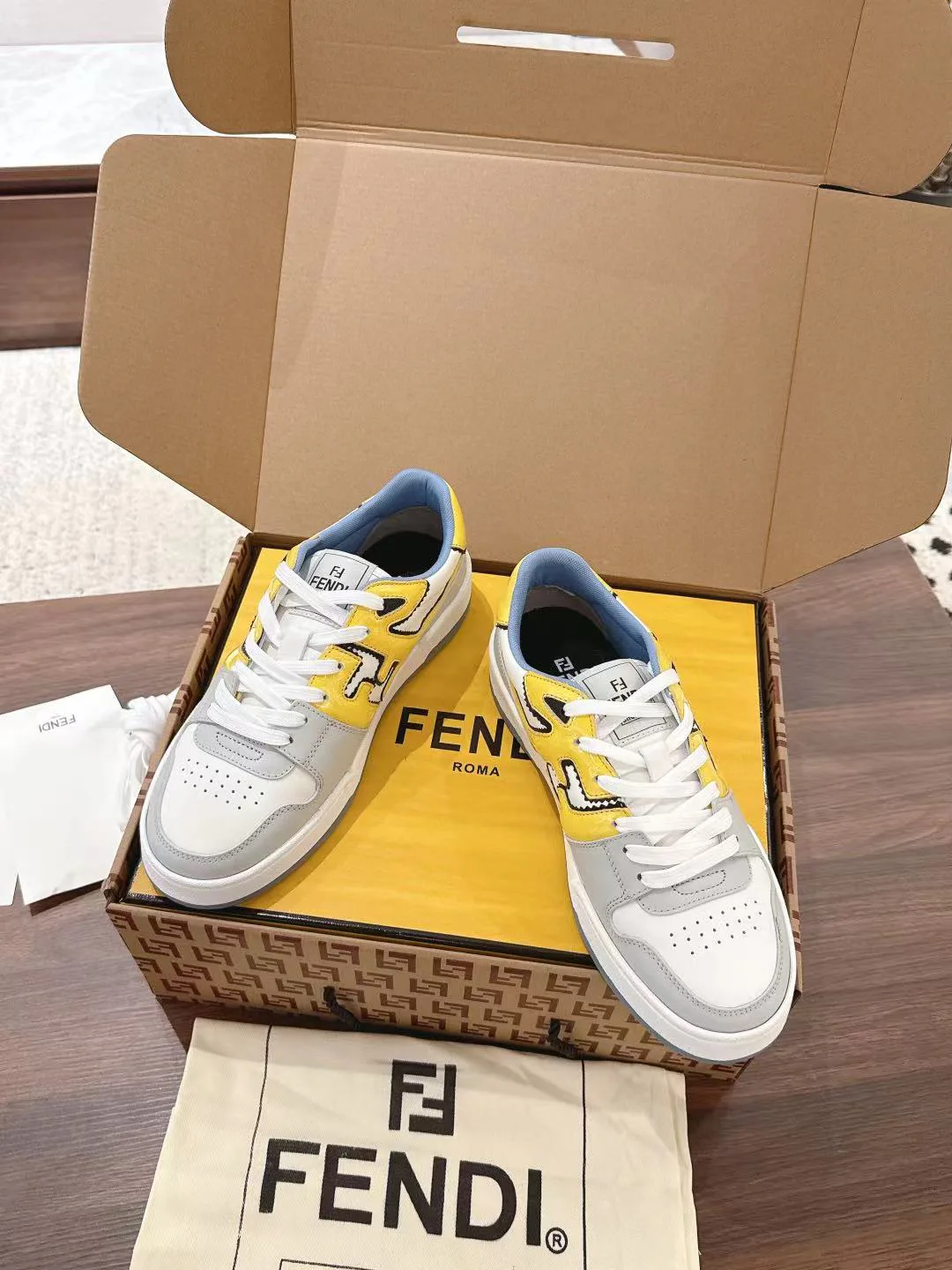 Кроссовки Женские Fendi 18219552