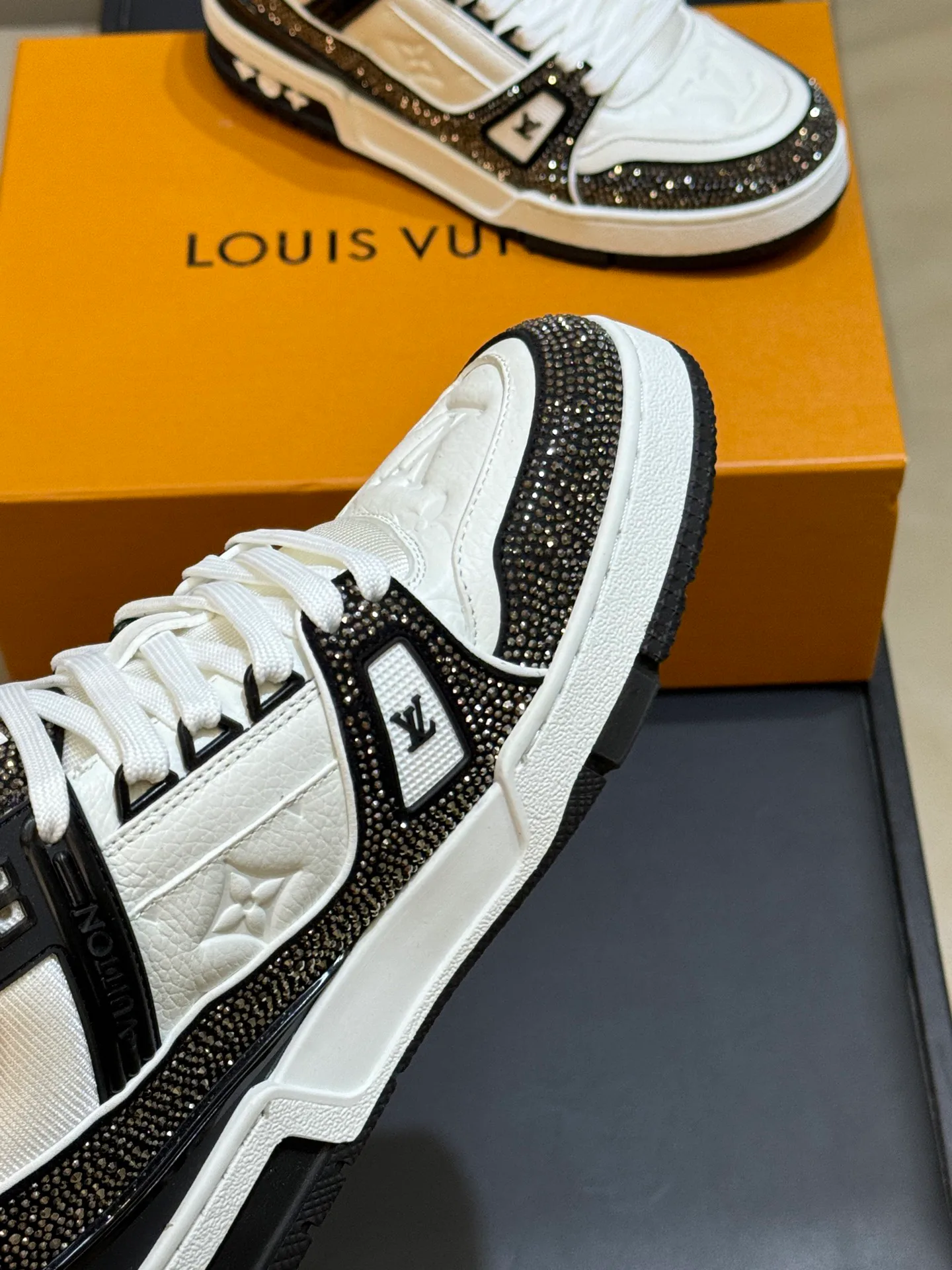 Кроссовки Женские Louis Vuitton 18073568