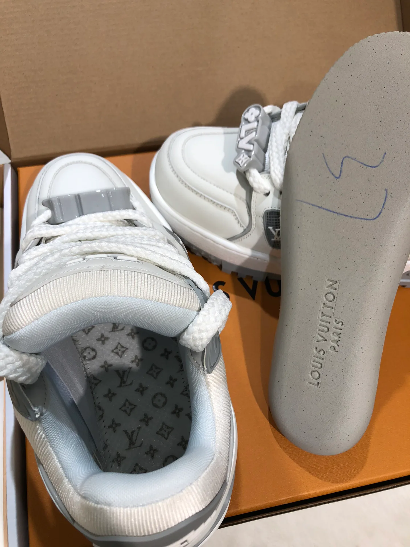 Кроссовки Женские Louis Vuitton 1124348