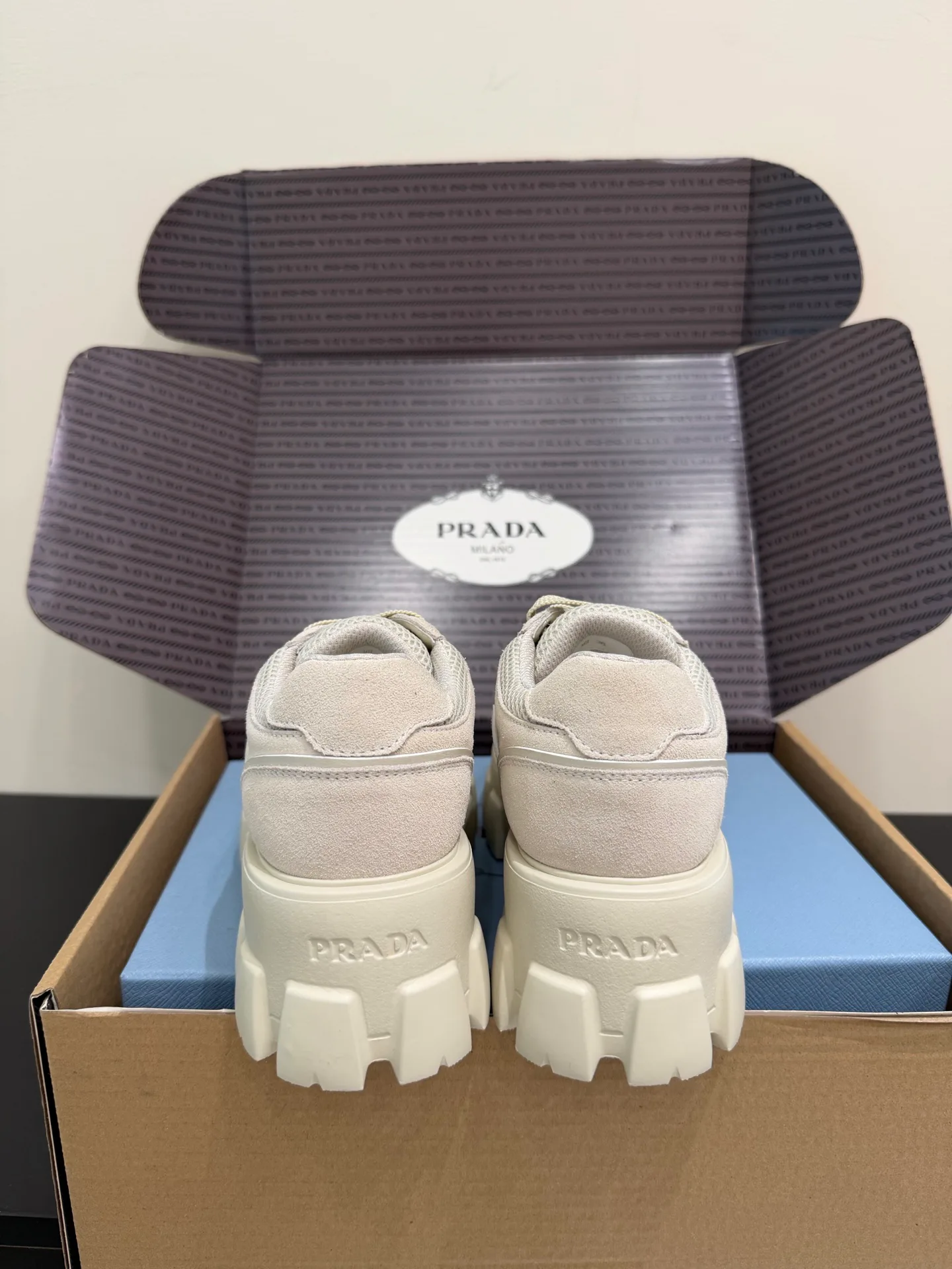 Кроссовки Женские Prada 18959244