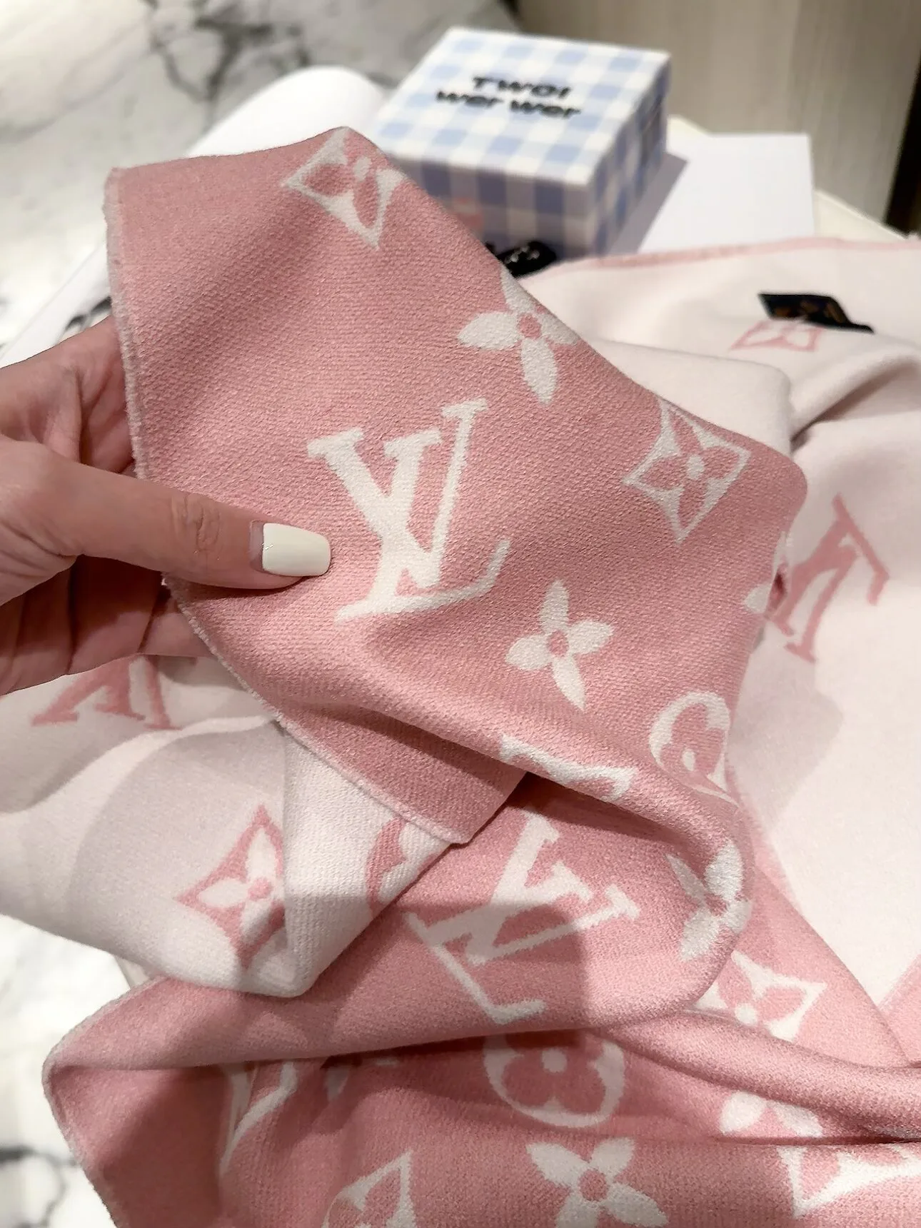 Шарфы Louis Vuitton 18322601