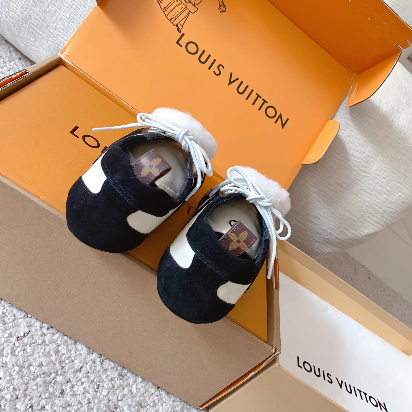 Кроссовки Женские Louis Vuitton 18375801
