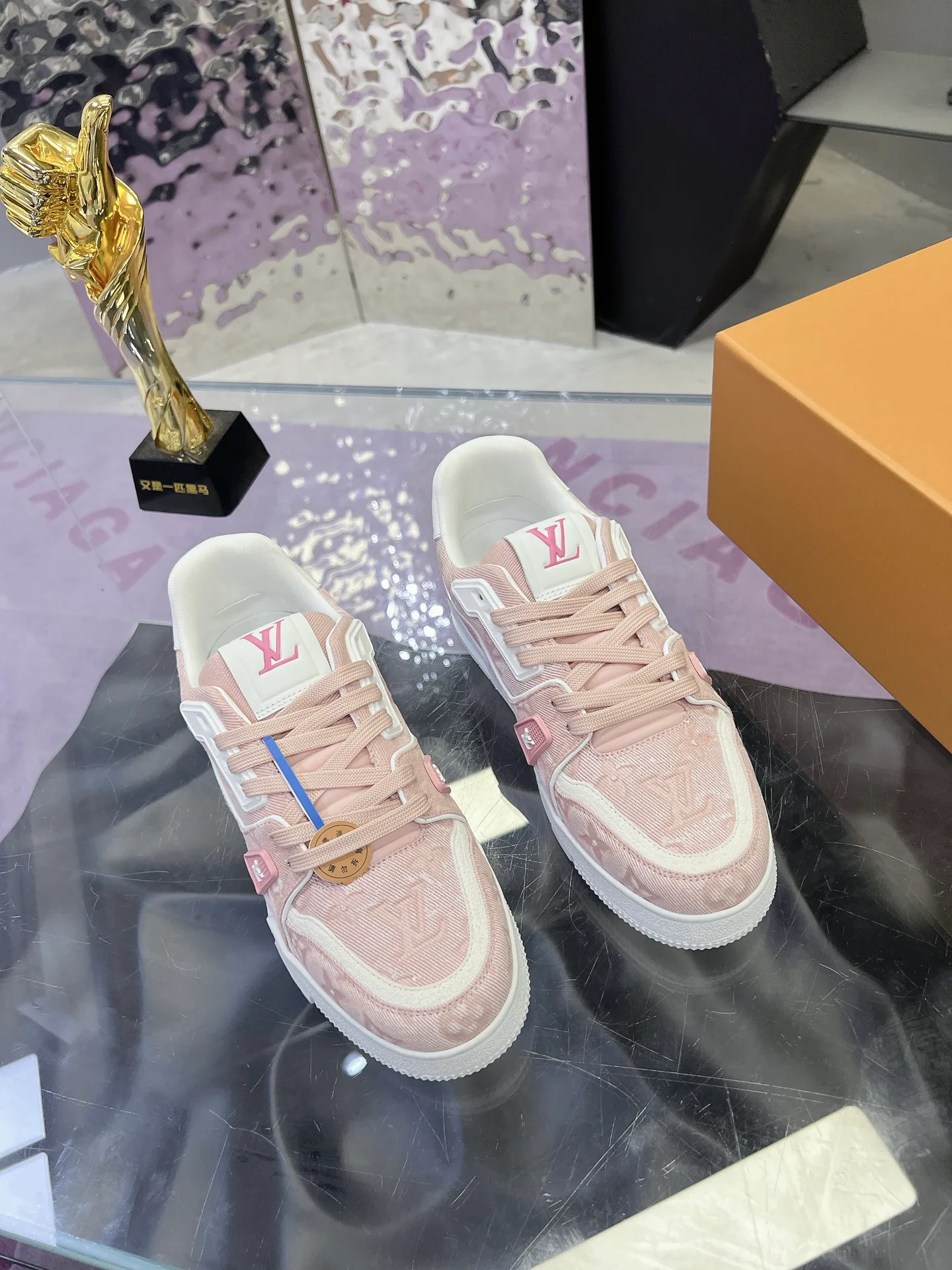 Кроссовки Женские Louis Vuitton 17368595