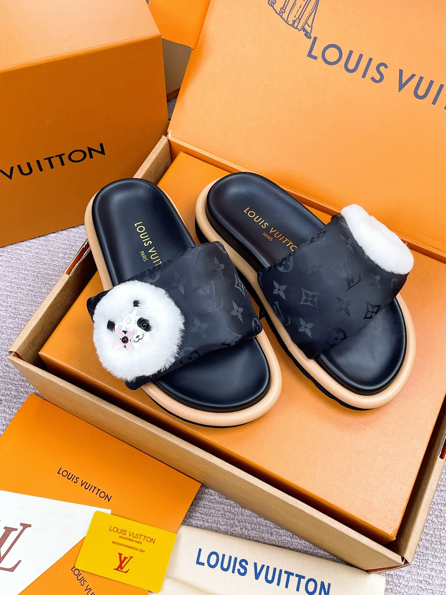 Шлепанцы Женские Louis Vuitton 18142869