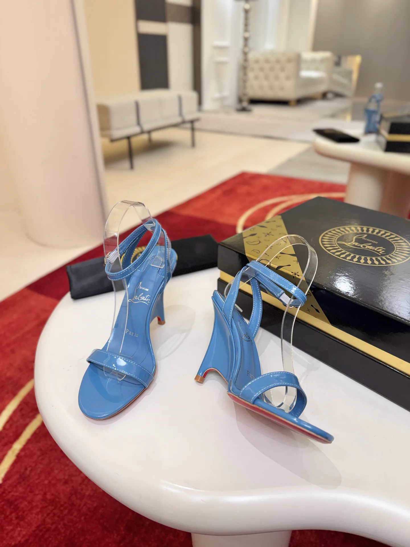 Босоножки Женские Christian Louboutin 18549164