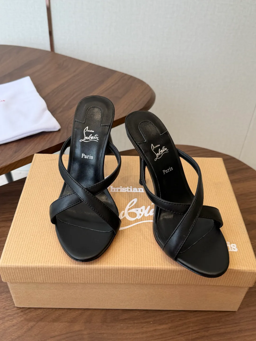 Босоножки Женские Christian Louboutin 18183094