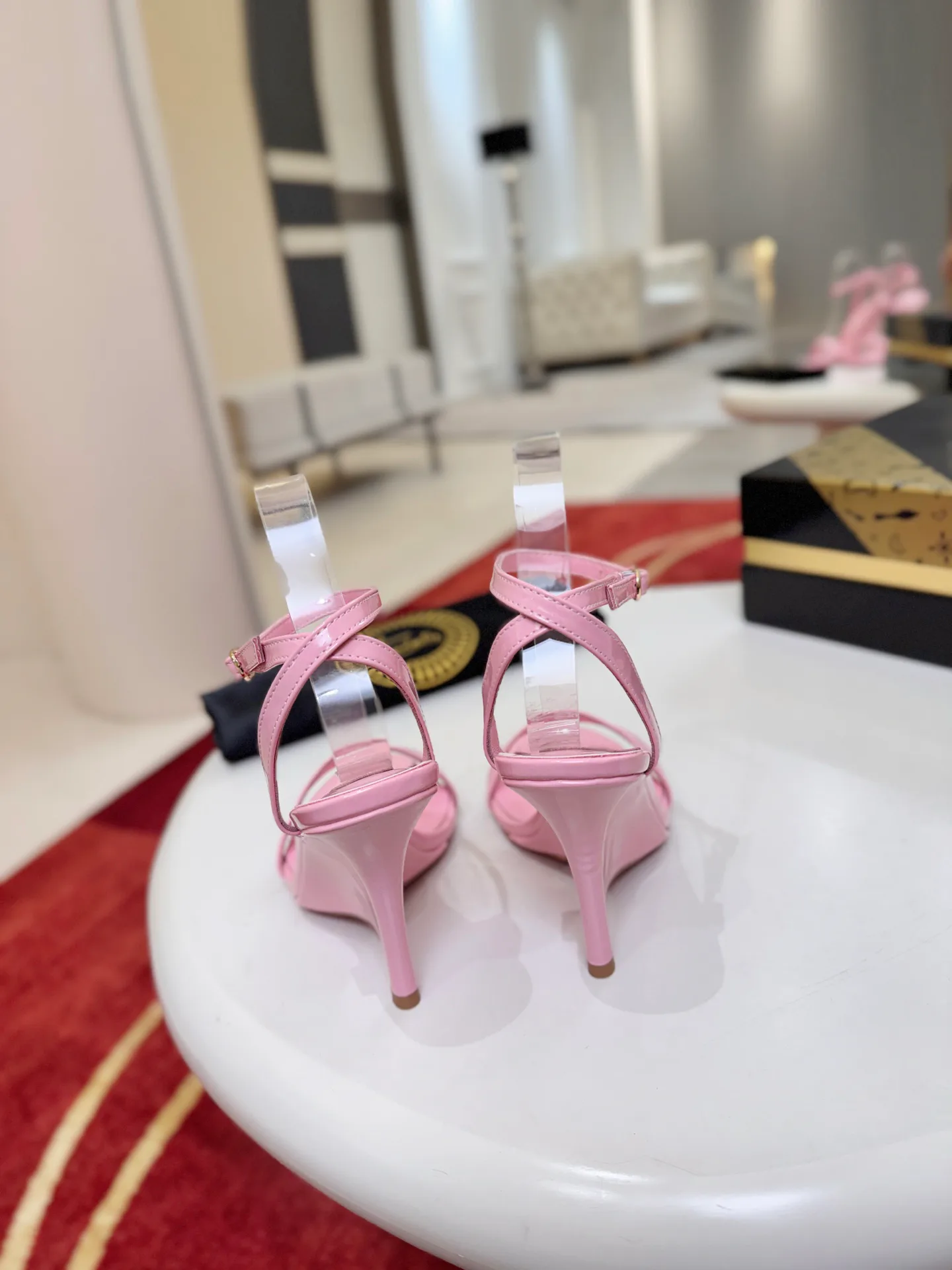 Босоножки Женские Christian Louboutin 18477545