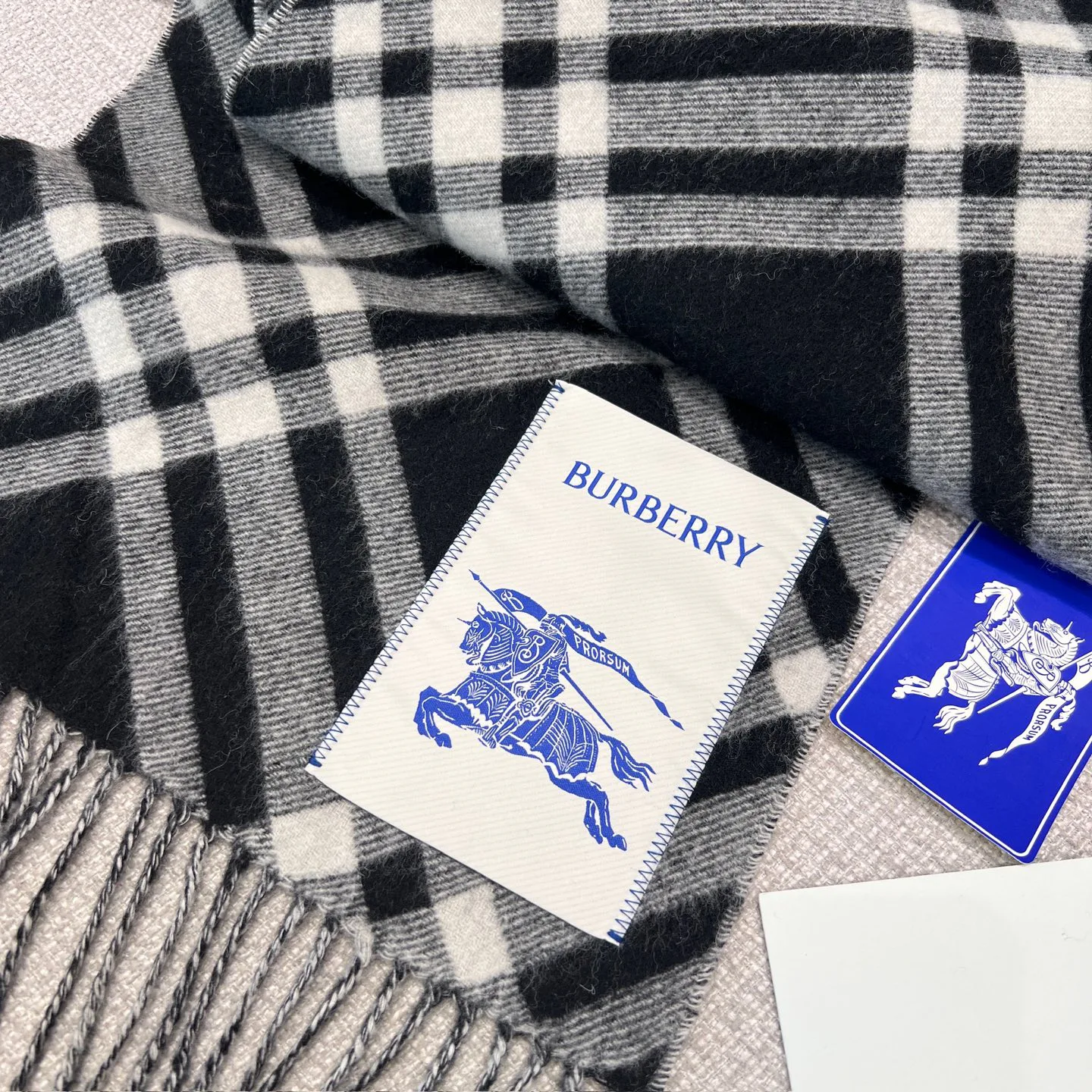 Шарфы Burberry 17945515