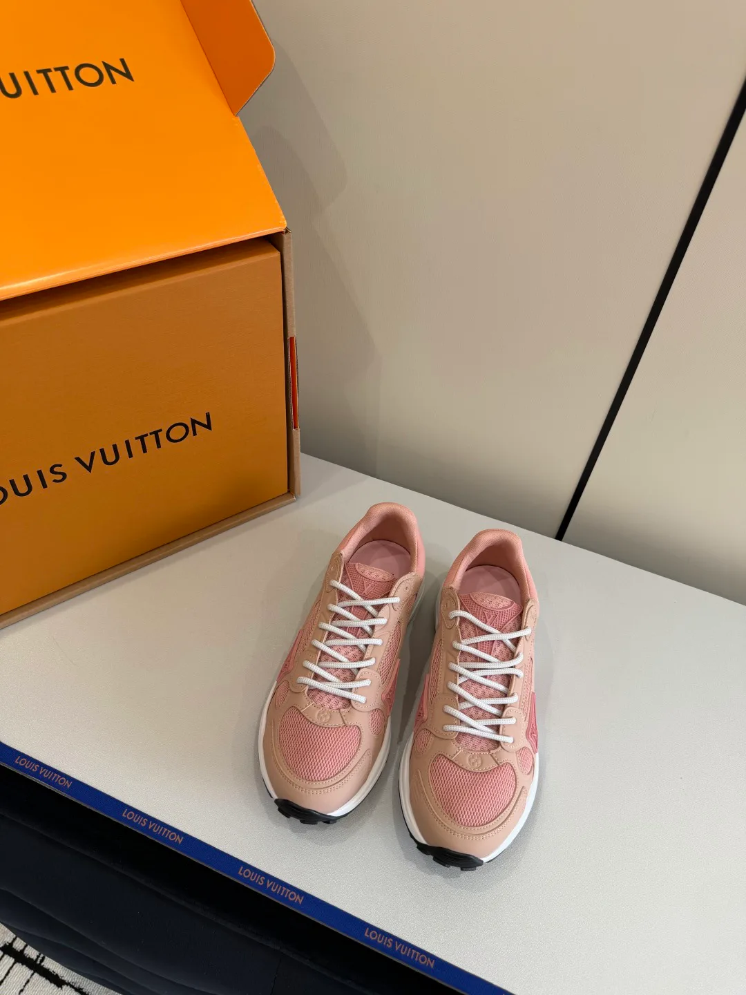 Кроссовки Женские Louis Vuitton 11497719