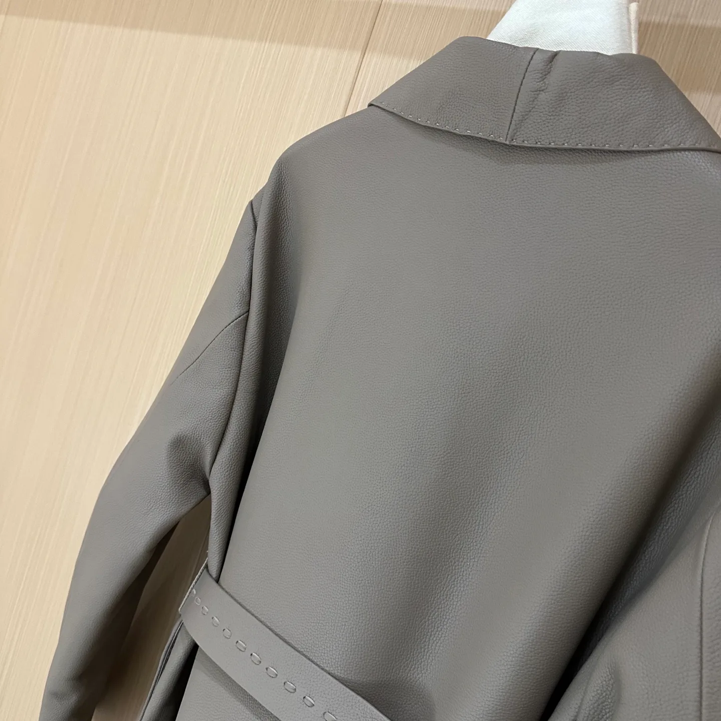 Кожаные Куртки И Дублёнки Женские Fendi 10203399