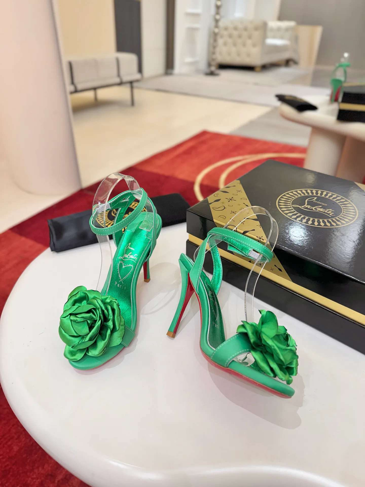 Босоножки Женские Christian Louboutin 18275835