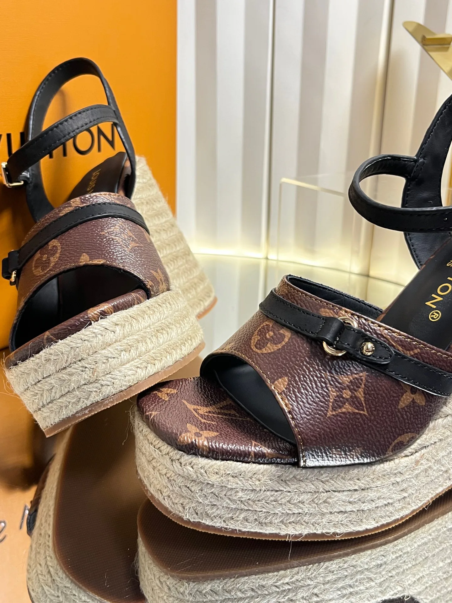 Босоножки Женские Louis Vuitton 11886751