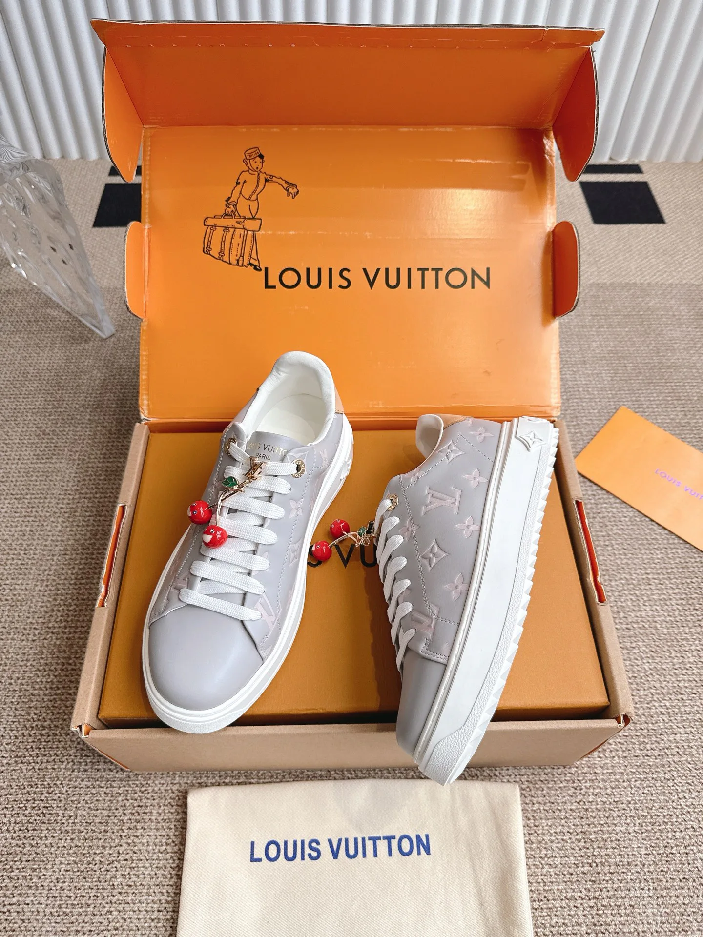 Кроссовки Женские Louis Vuitton 18702944