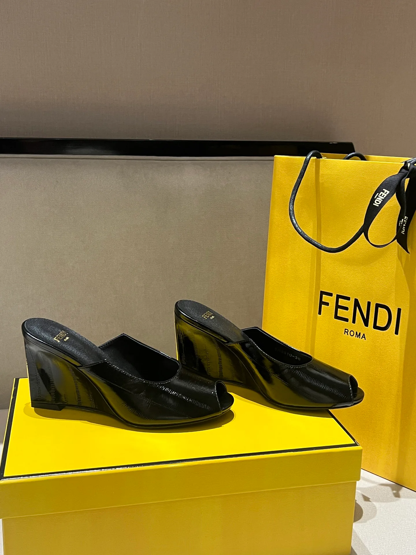 Босоножки Женские Fendi 1022393