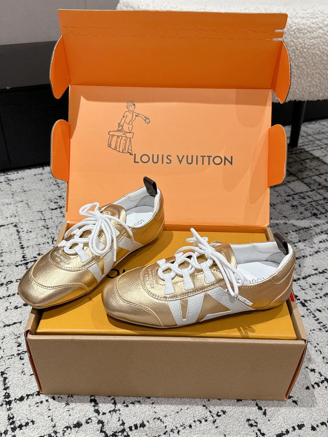 Кроссовки Женские Louis Vuitton 18409705