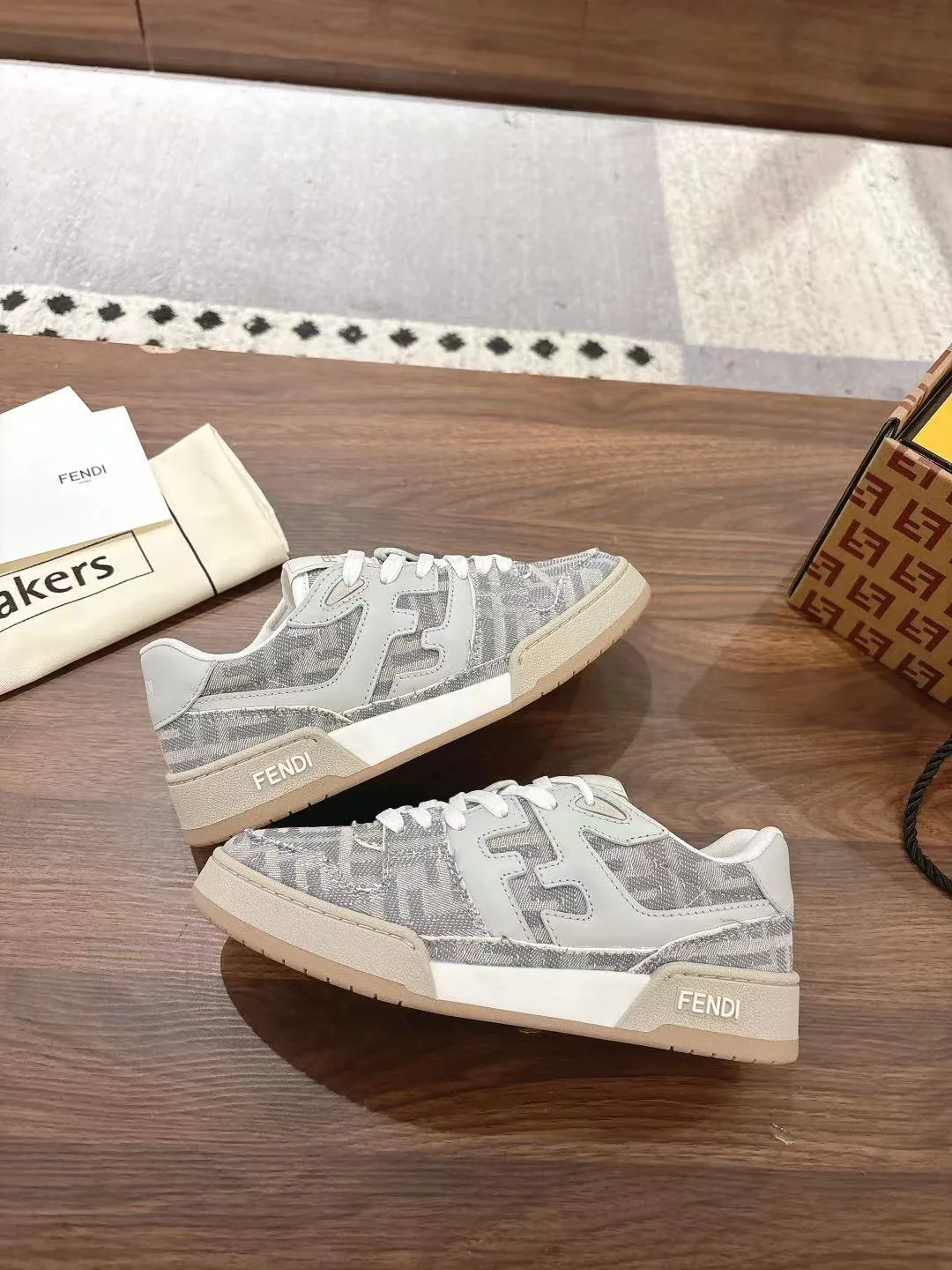 Кроссовки Женские Fendi 18219620