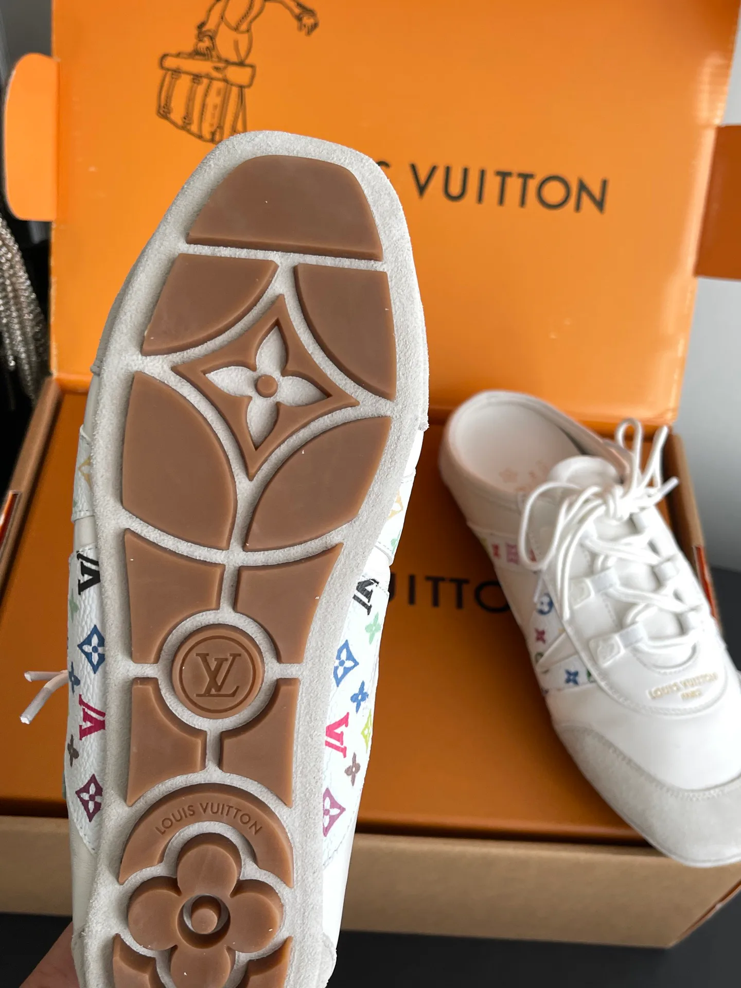 Кроссовки Женские Louis Vuitton 19366368
