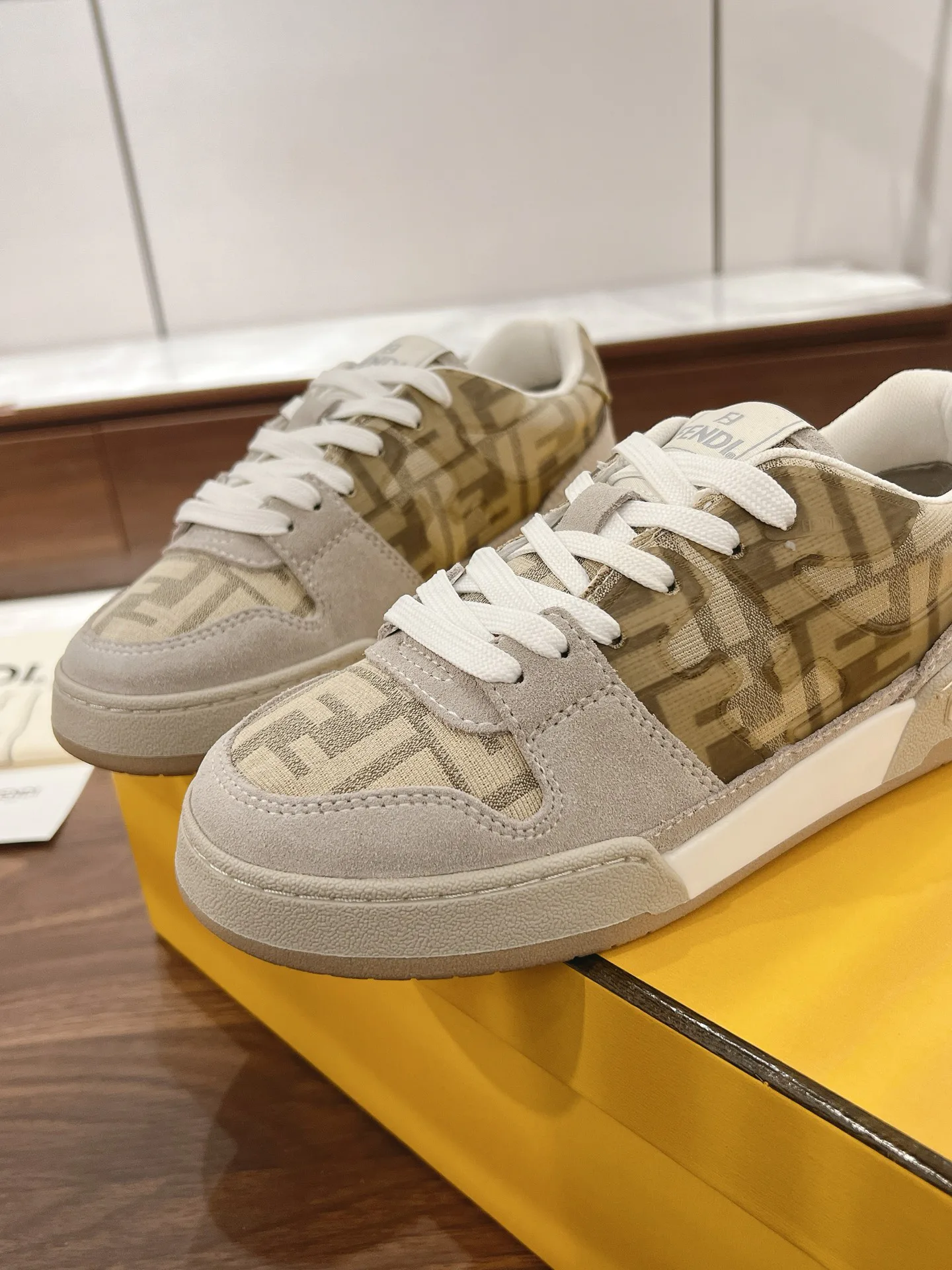 Кроссовки Женские Fendi 18219610