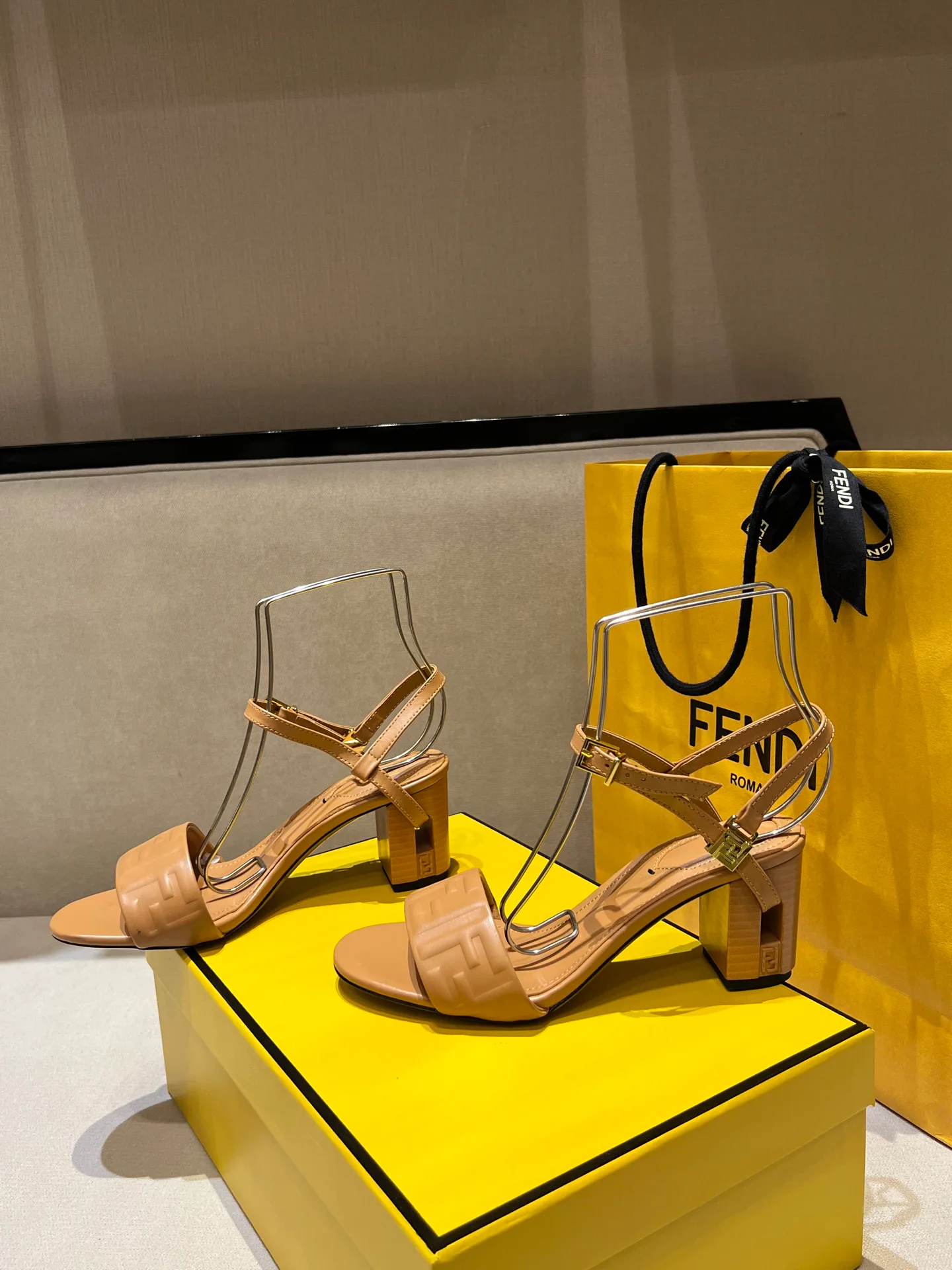 Босоножки Женские Fendi 17144233