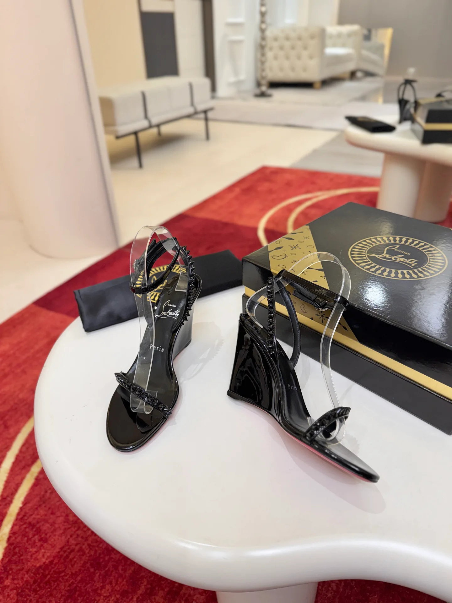 Босоножки Женские Christian Louboutin 18500921