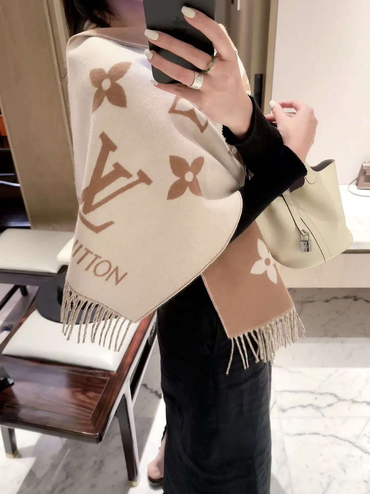 Шарфы Louis Vuitton 18427102