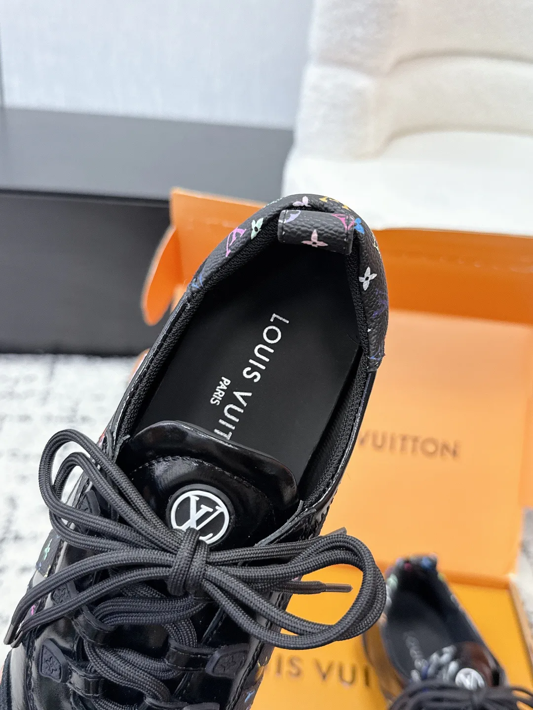 Кроссовки Женские Louis Vuitton 18409685