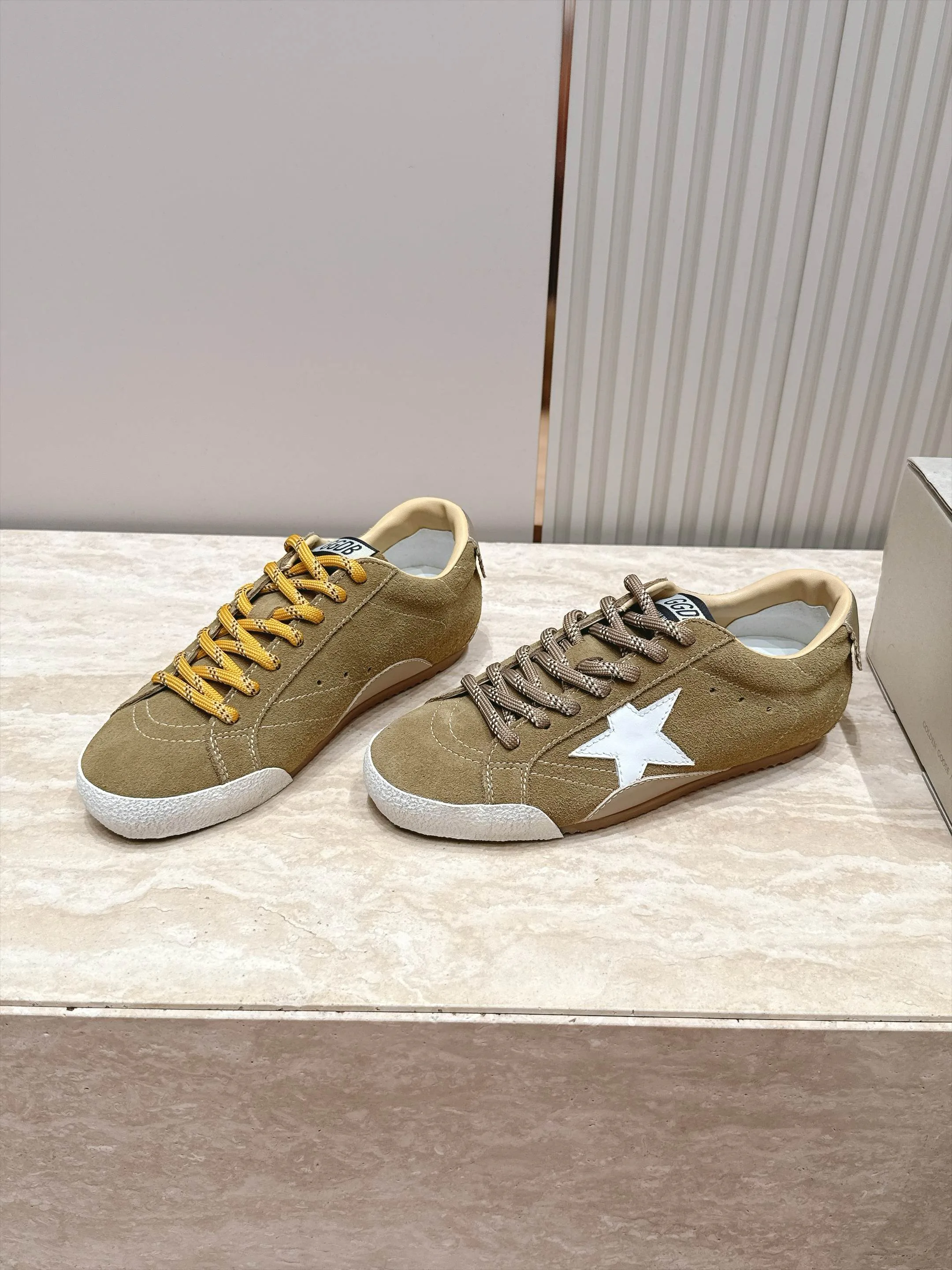 Кроссовки Женские Golden Goose 18420764