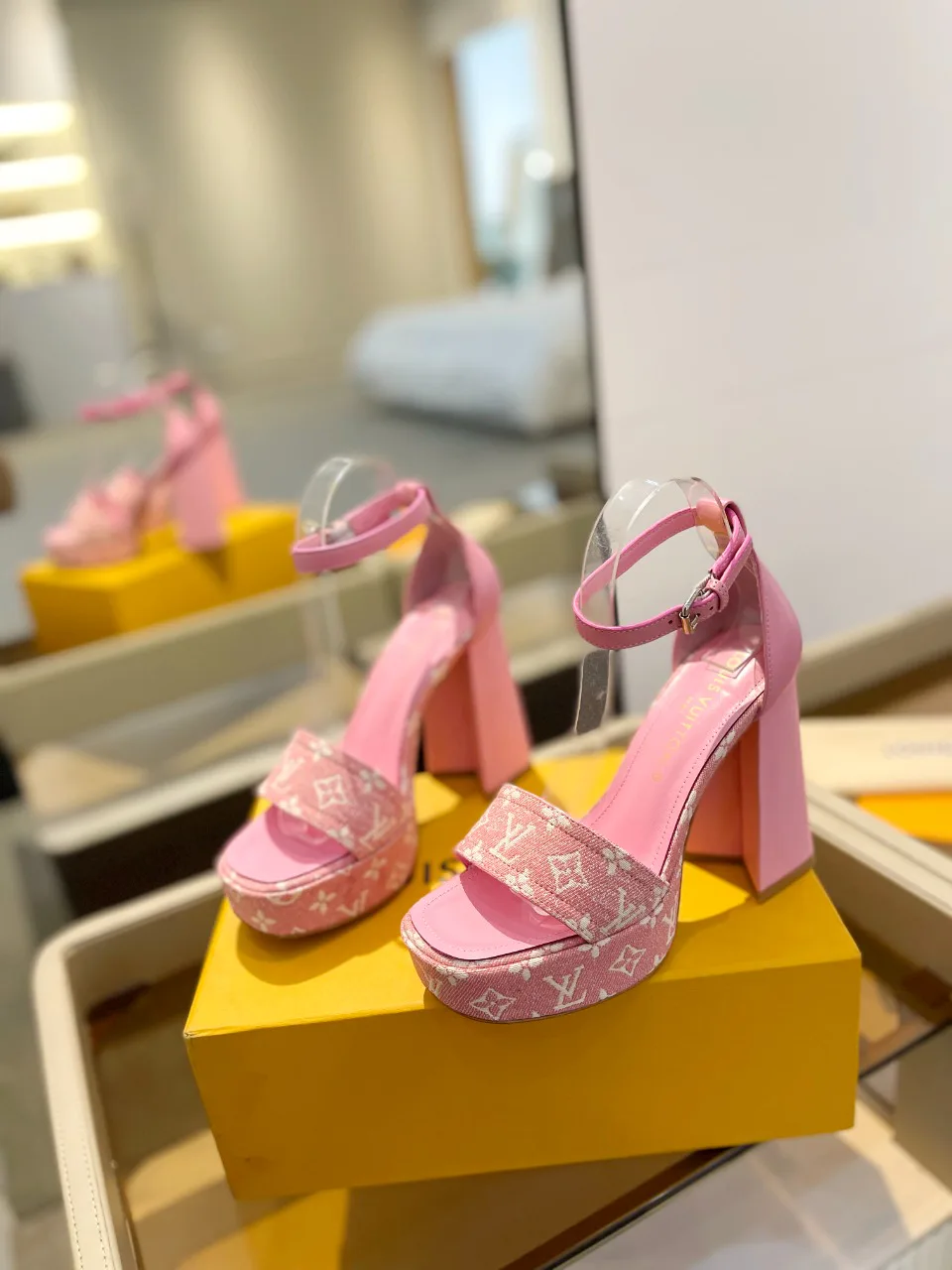 Босоножки Женские Louis Vuitton 17946838