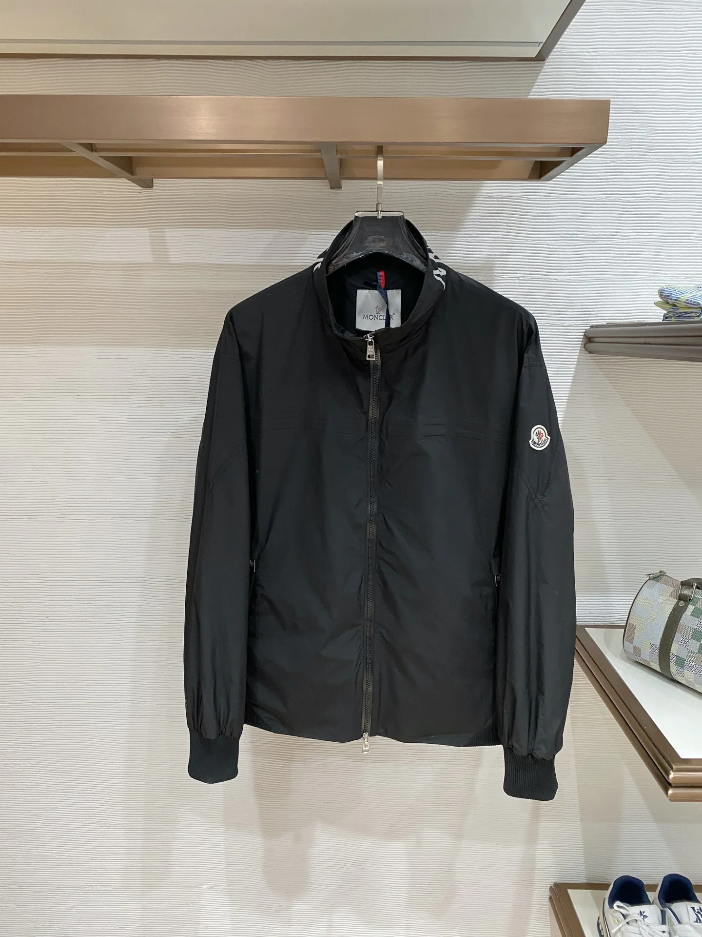 Куртки И Пуховики Мужские Moncler 10479632