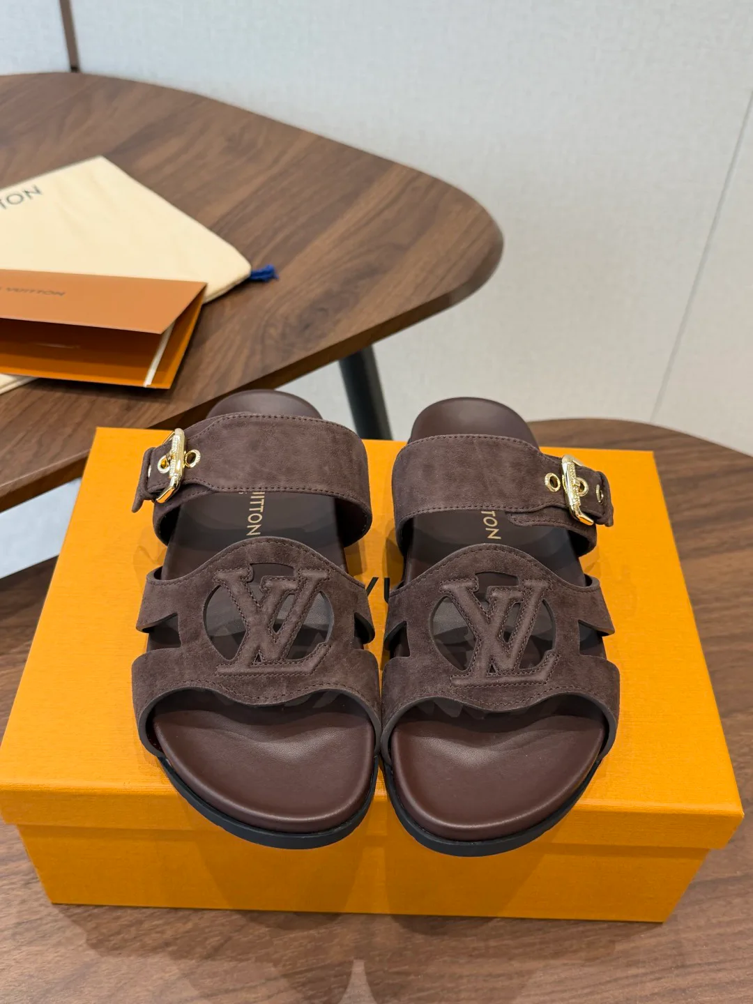 Шлепанцы Женские Louis Vuitton 18687522