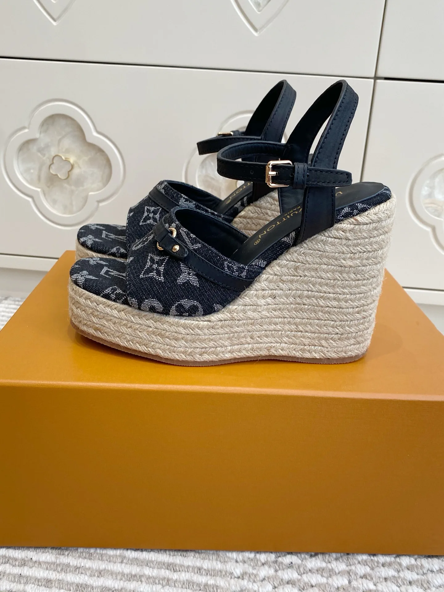 Босоножки Женские Louis Vuitton 12779850