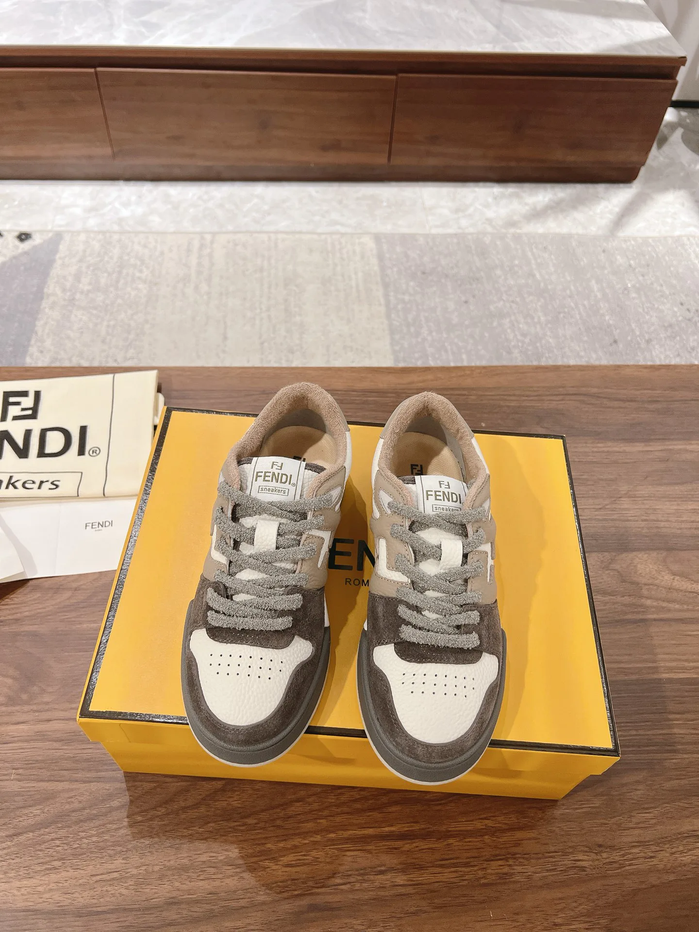 Кроссовки Женские Fendi 18219595