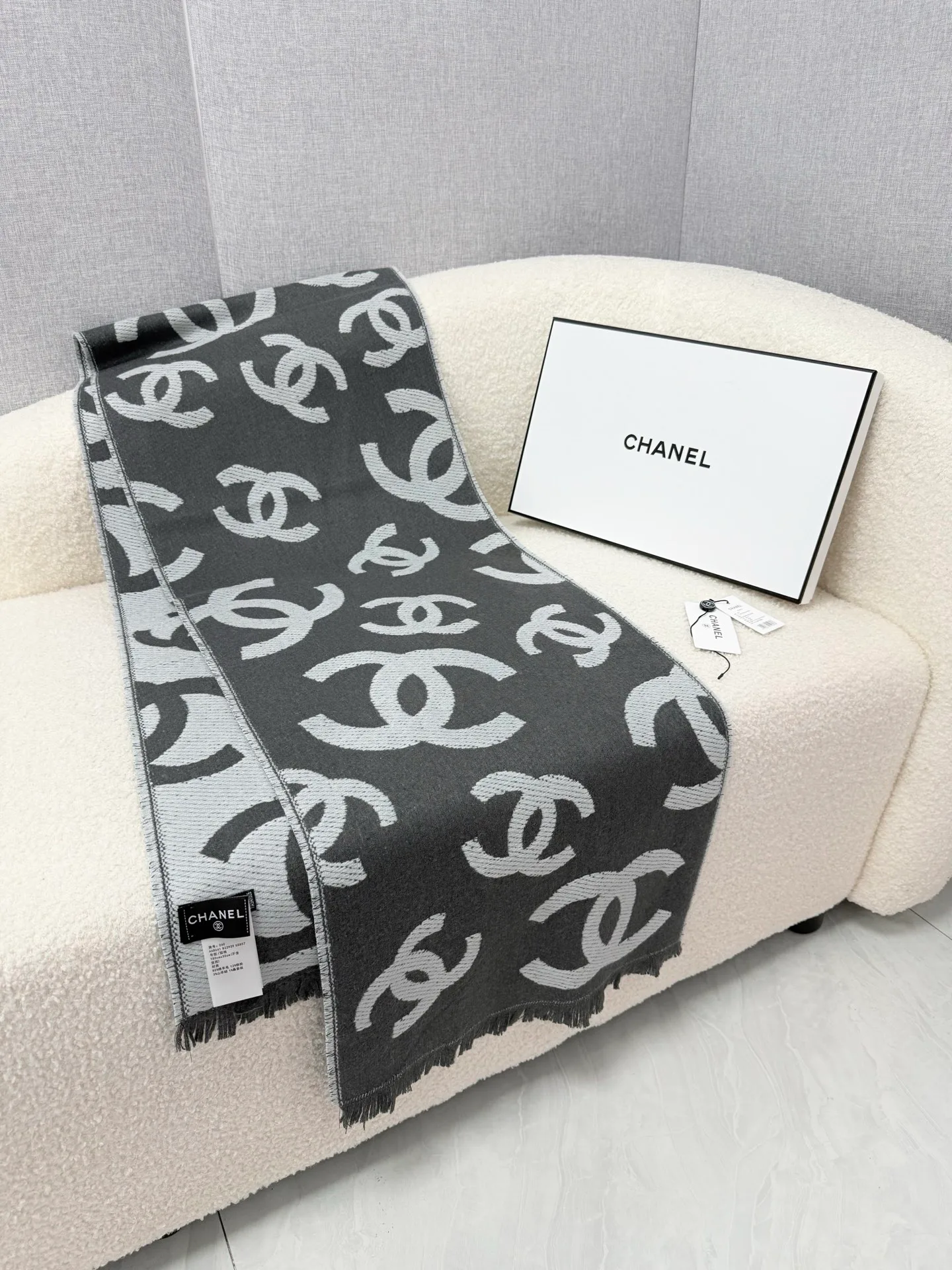 Шарфы Chanel 18675460