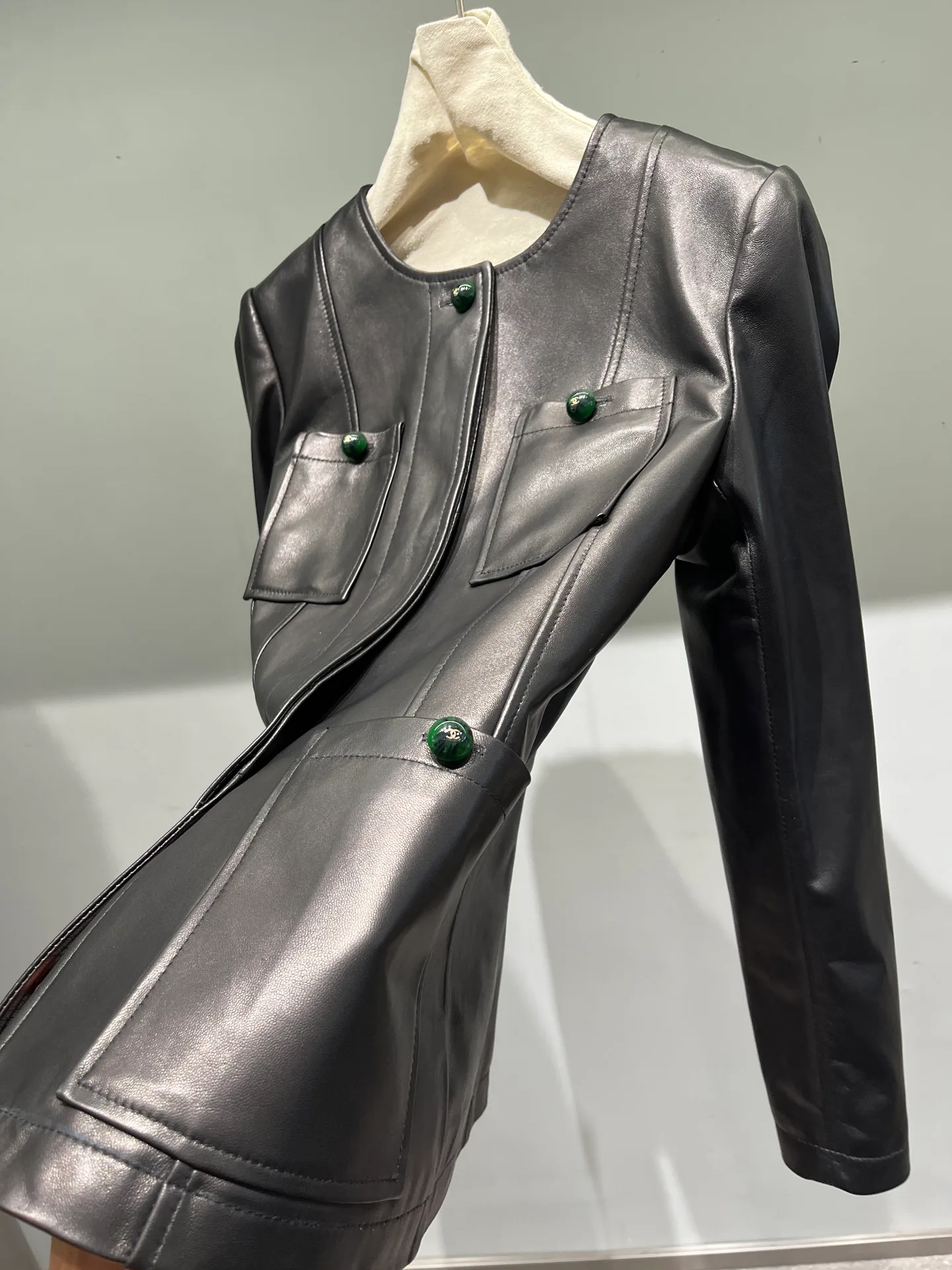 Кожаные Куртки И Дублёнки Женские Chanel 18654672