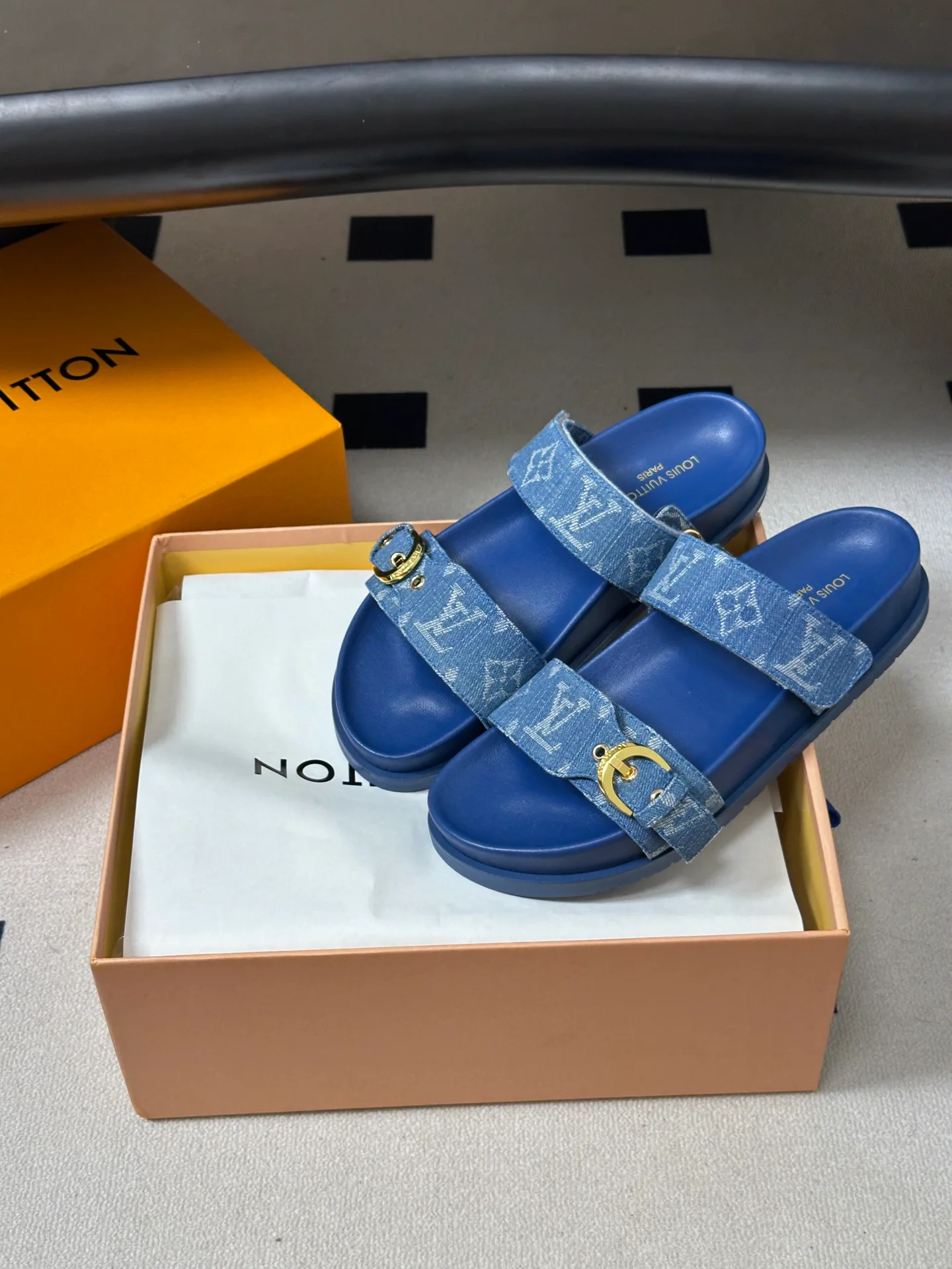 Шлепанцы Женские Louis Vuitton 18049597
