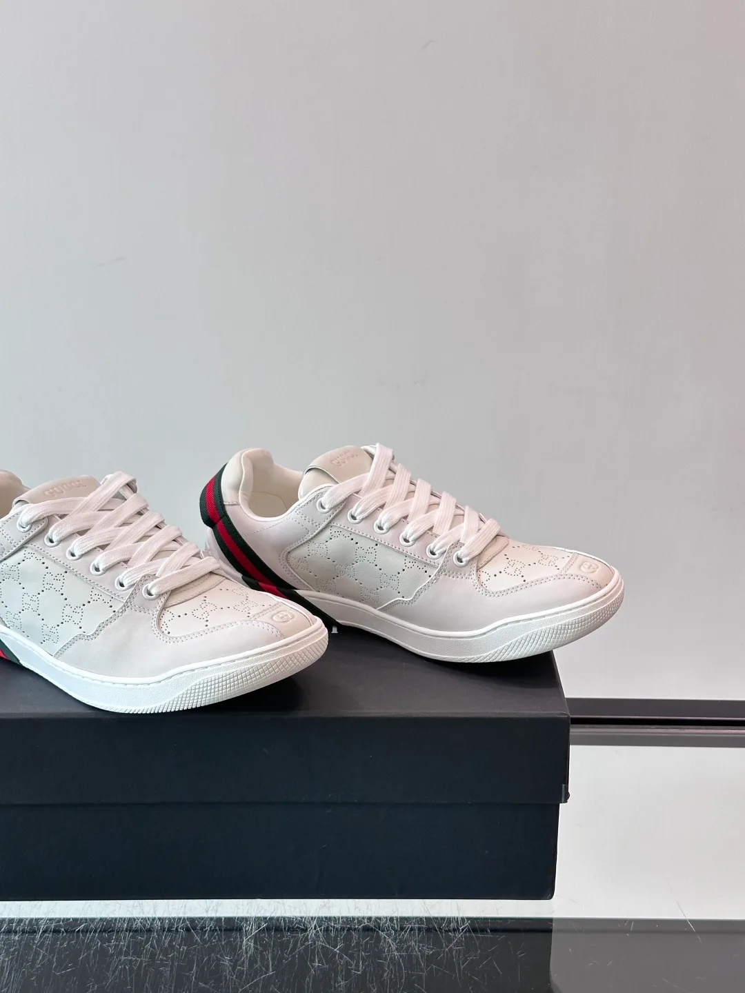 Кроссовки Женские Gucci 18449389