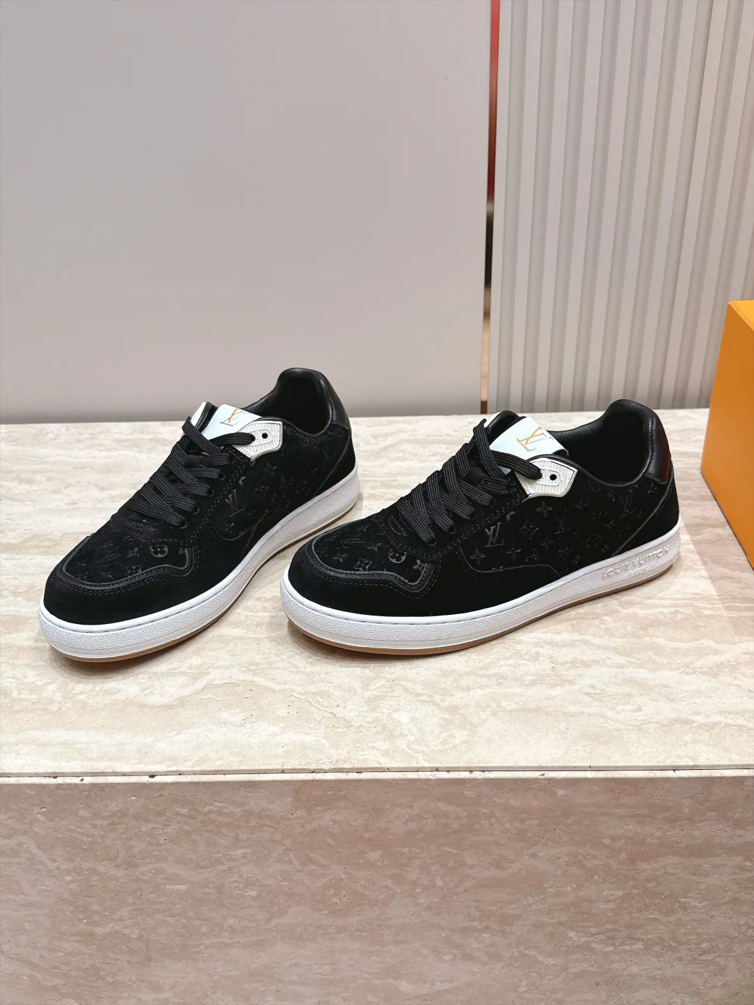 Кроссовки Женские Louis Vuitton 18492485