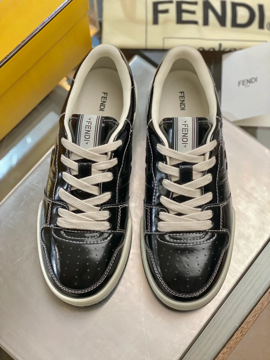 Кроссовки Женские Fendi 18119372