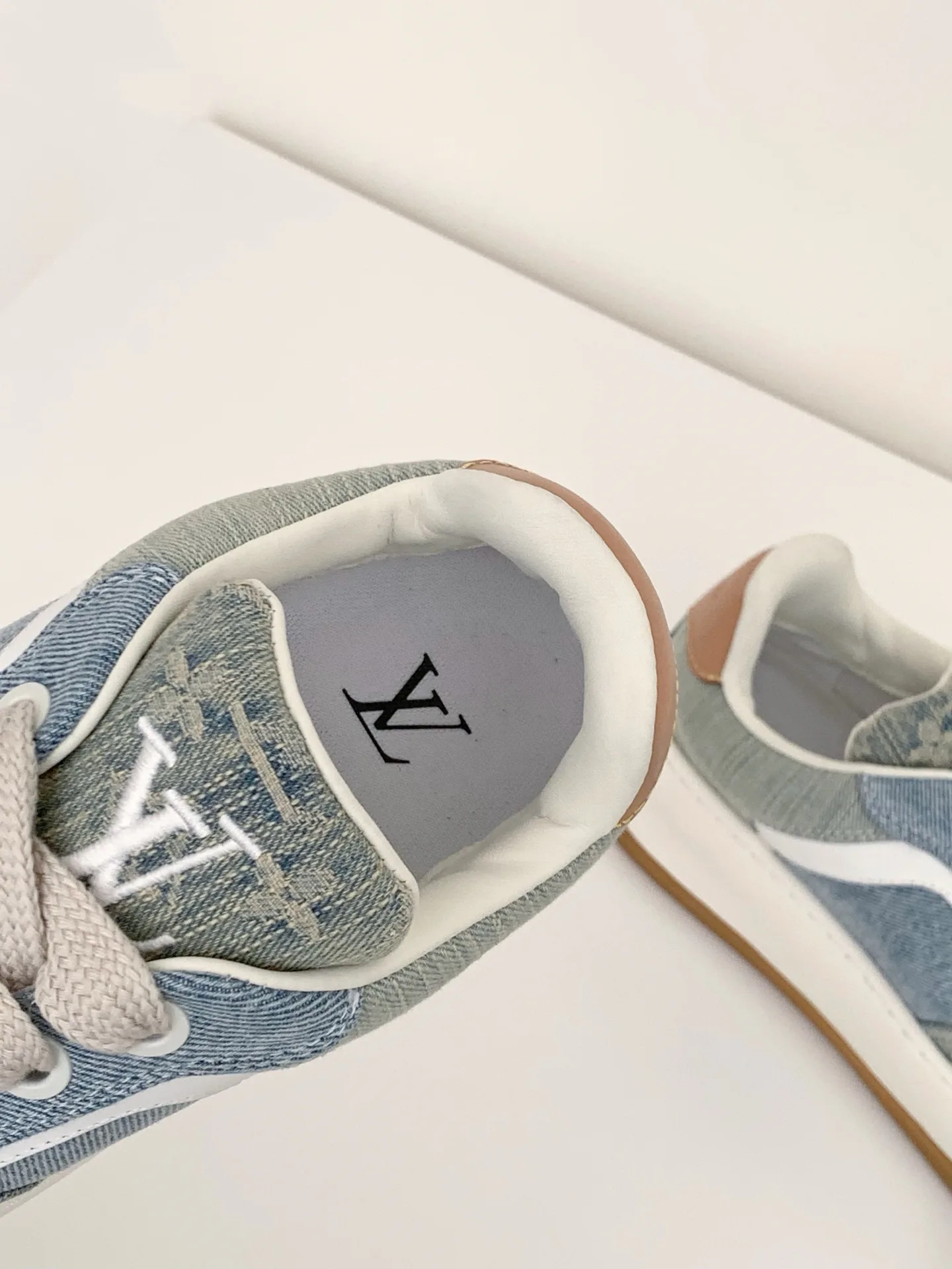 Кроссовки Женские Louis Vuitton 18375771