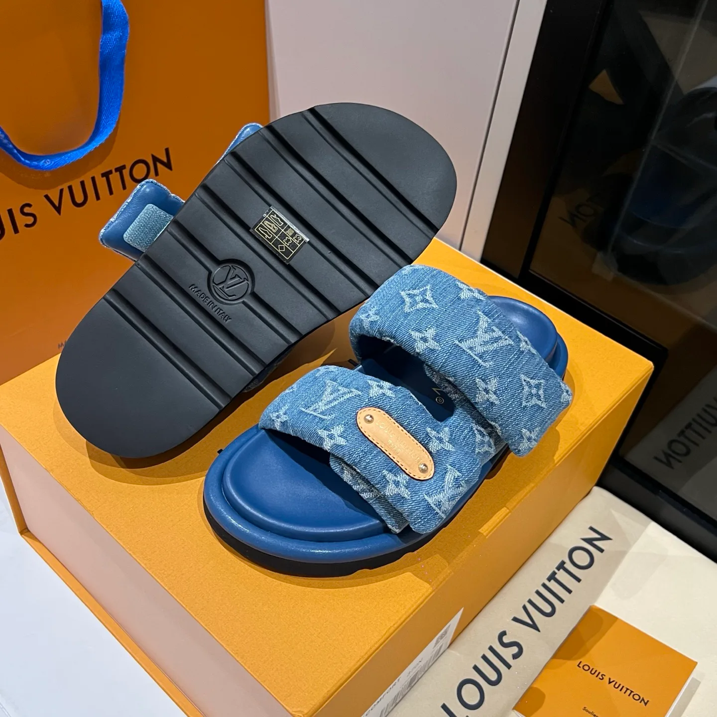 Шлепанцы Женские Louis Vuitton 17608427