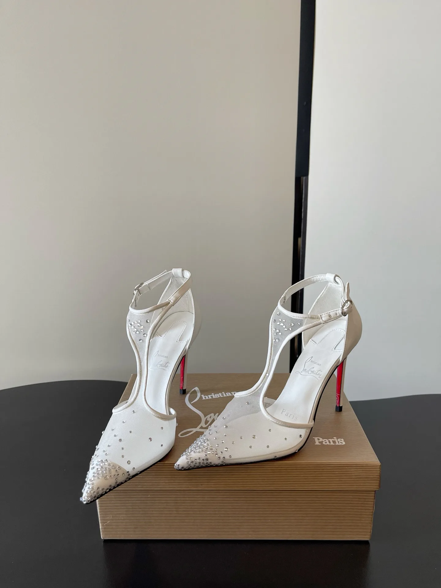 Босоножки Женские Christian Louboutin 18687150