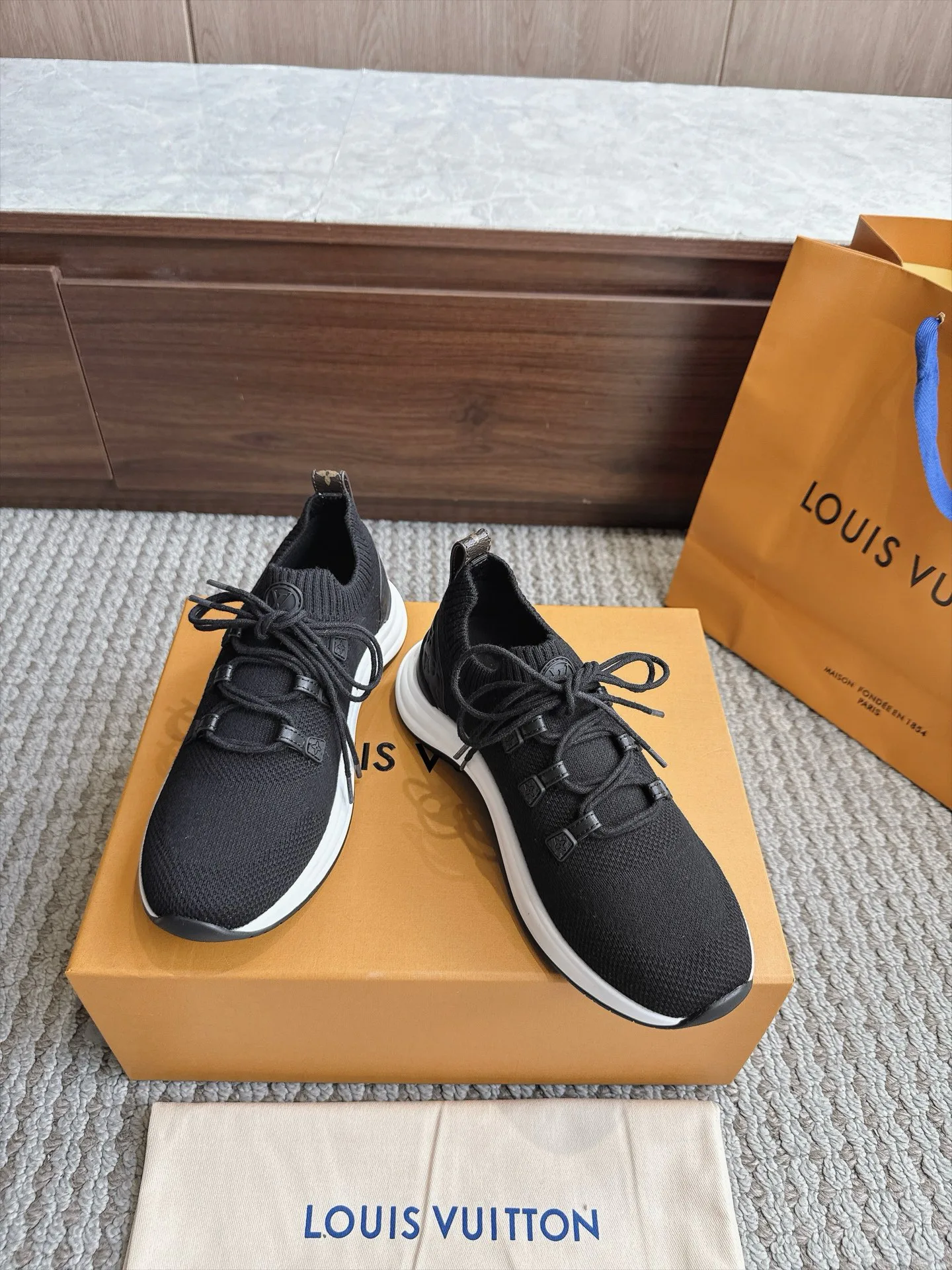 Кроссовки Женские Louis Vuitton 18333243