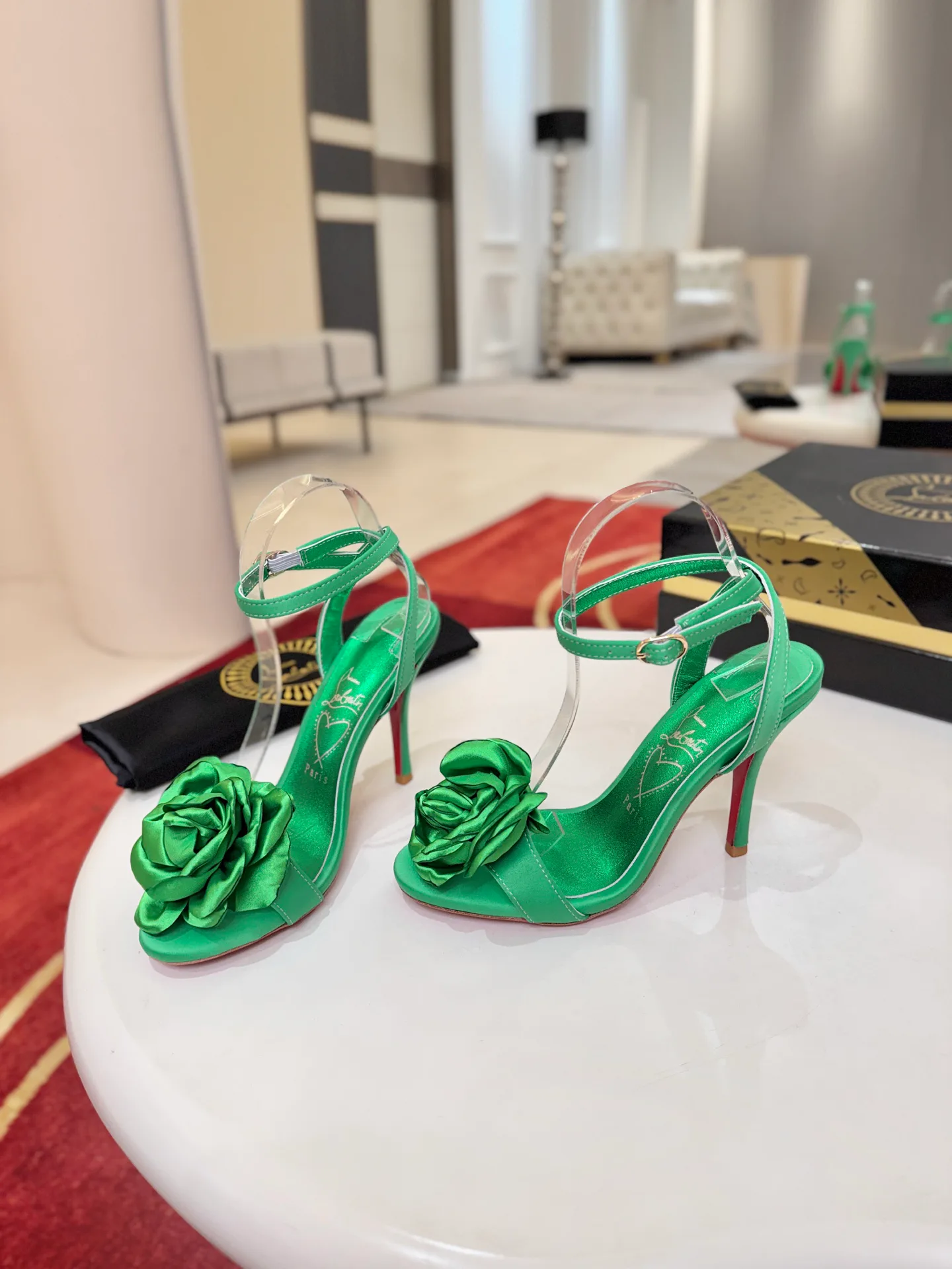 Босоножки Женские Christian Louboutin 18275835