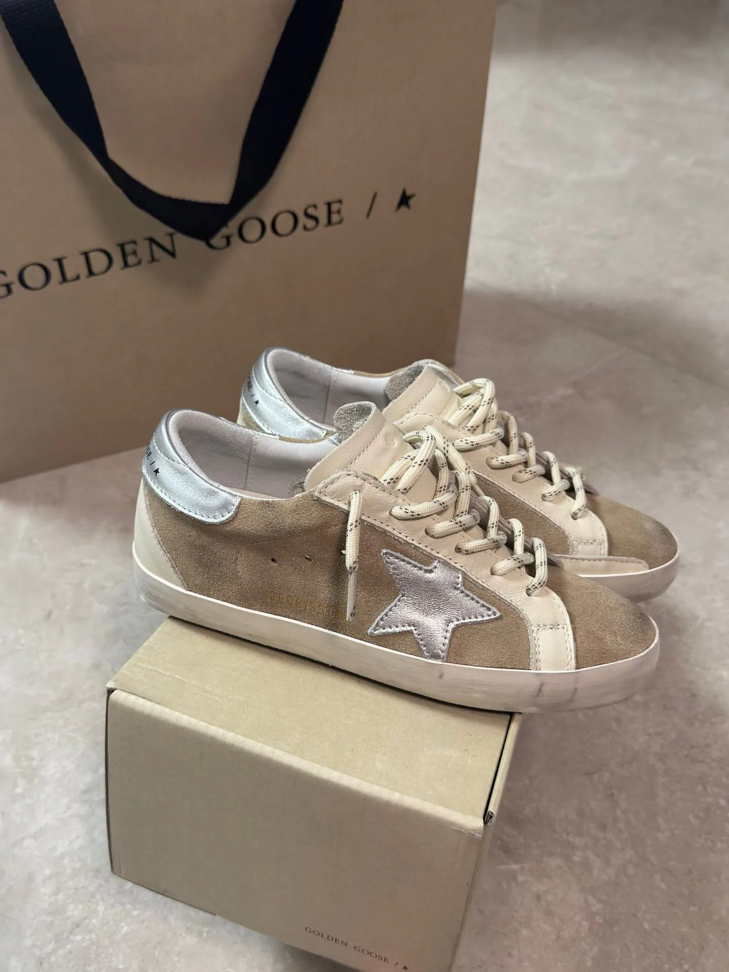 Кроссовки Женские Golden Goose 18265607