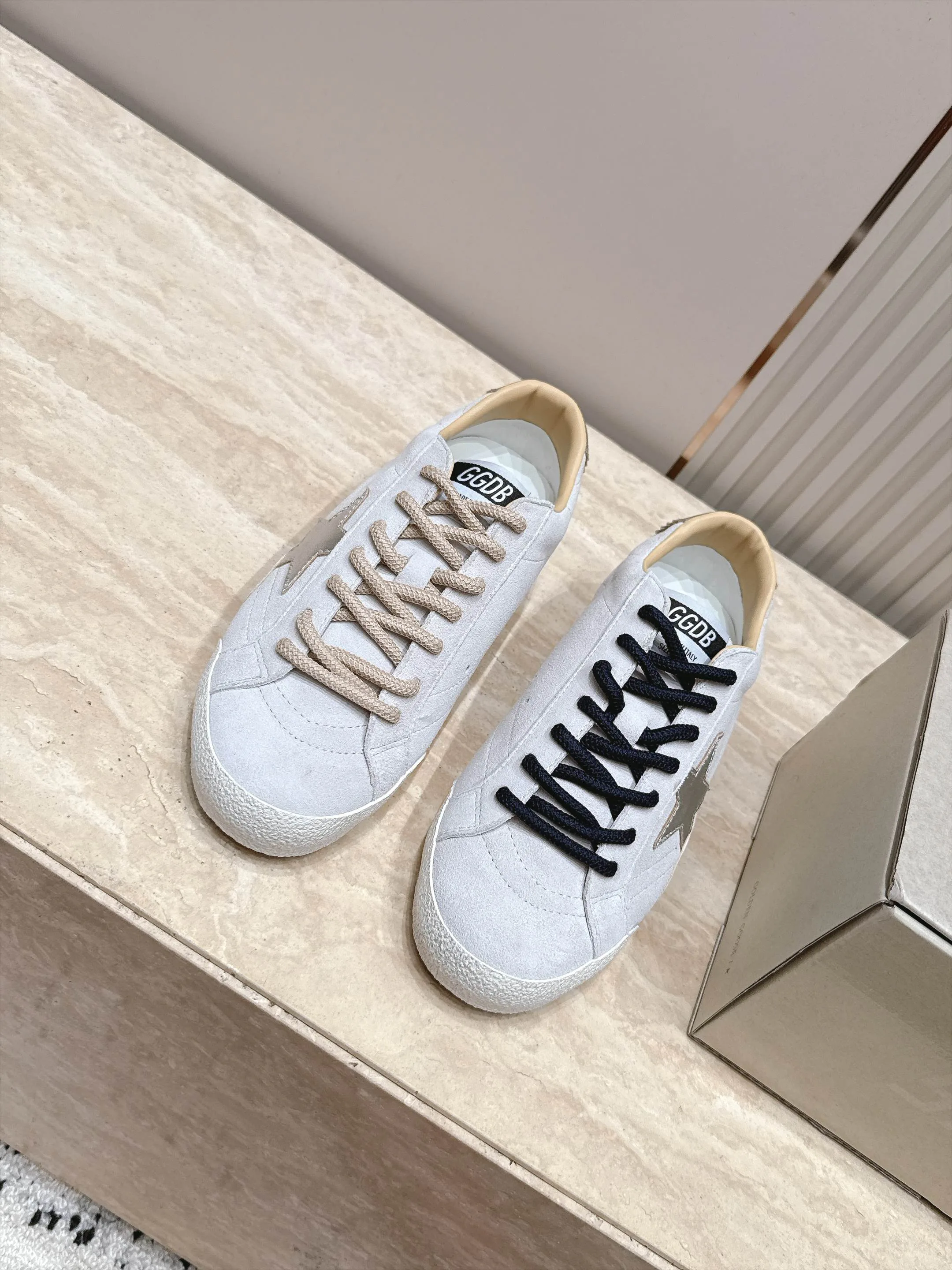 Кроссовки Женские Golden Goose 18420763