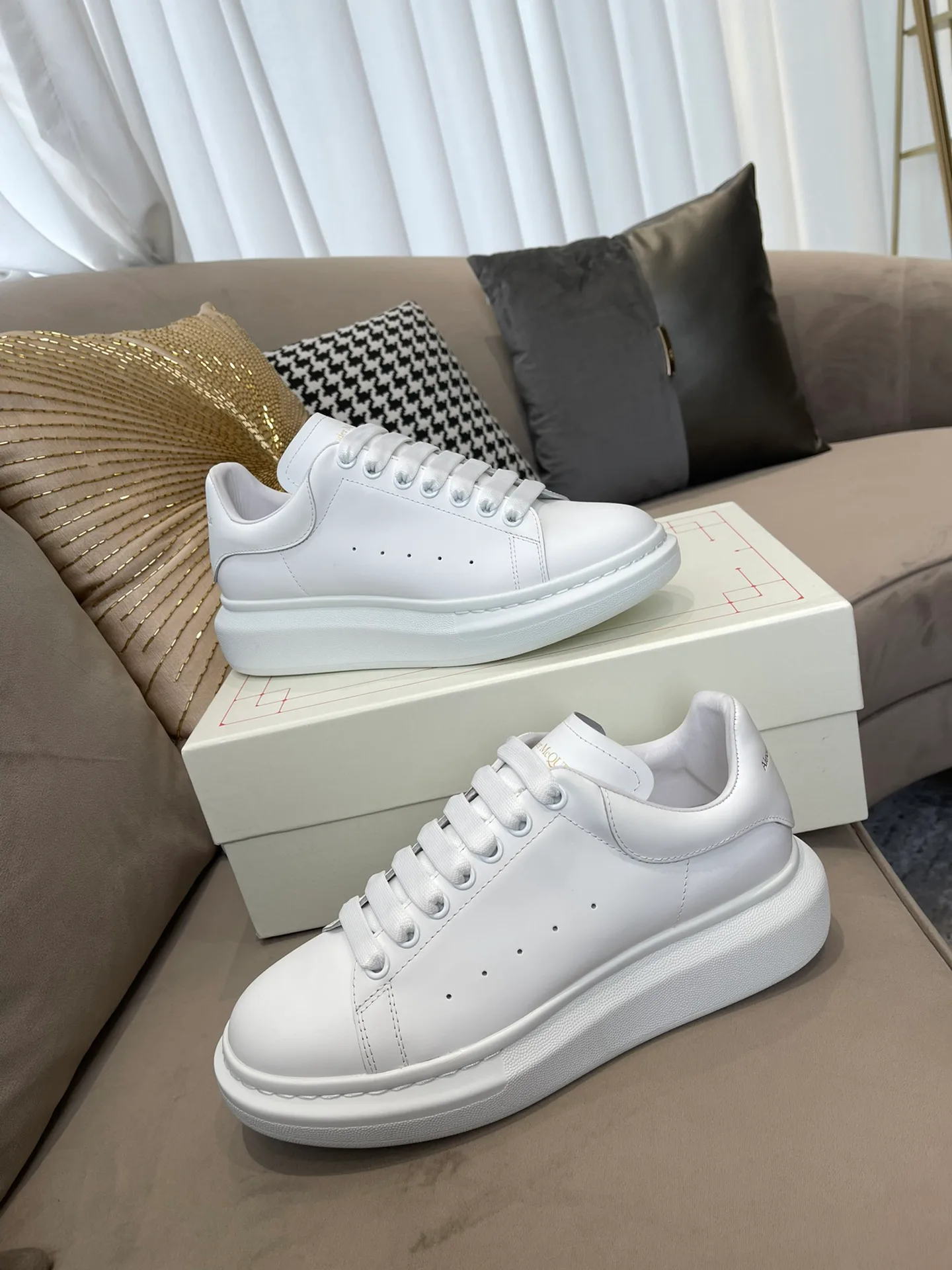 Кроссовки Женские Alexander Mcqueen 18373670